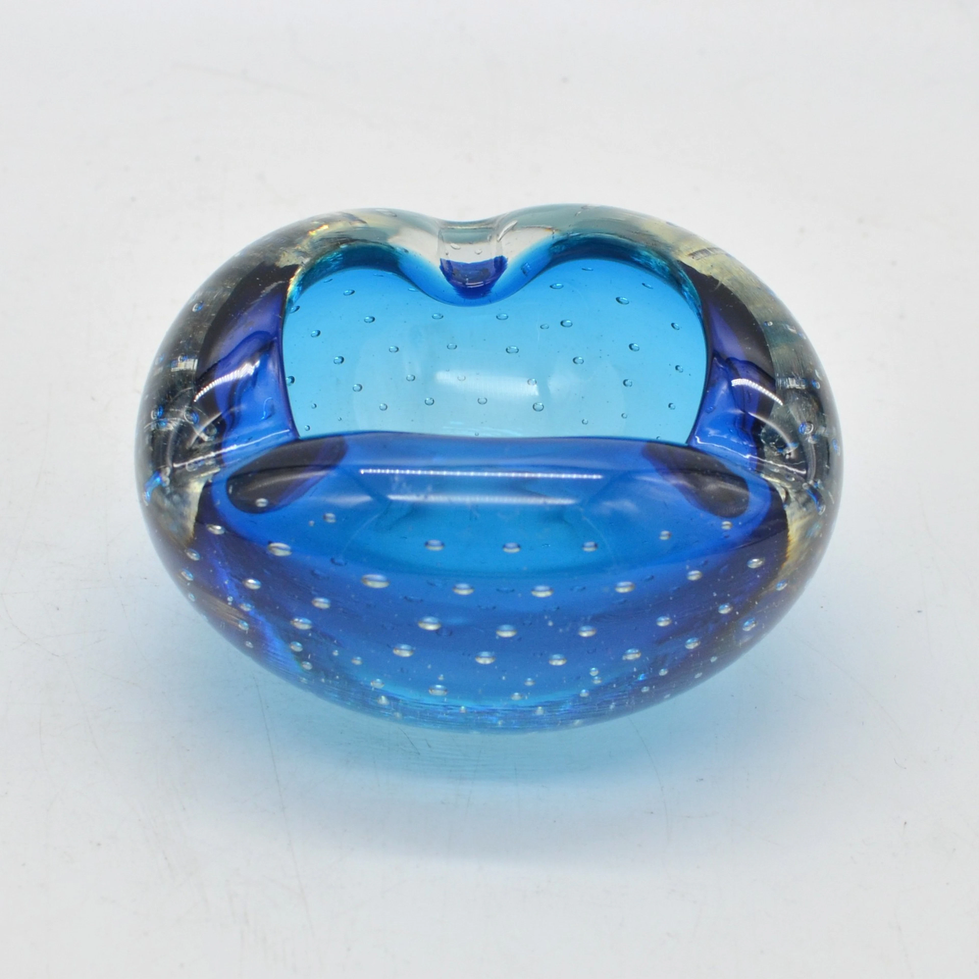 DESIGNERSCHALE, MEHRFACHES STUDIOGLAS, BLAU-TRANSPARENT MIT LUFTEINSCHLÜSSEN