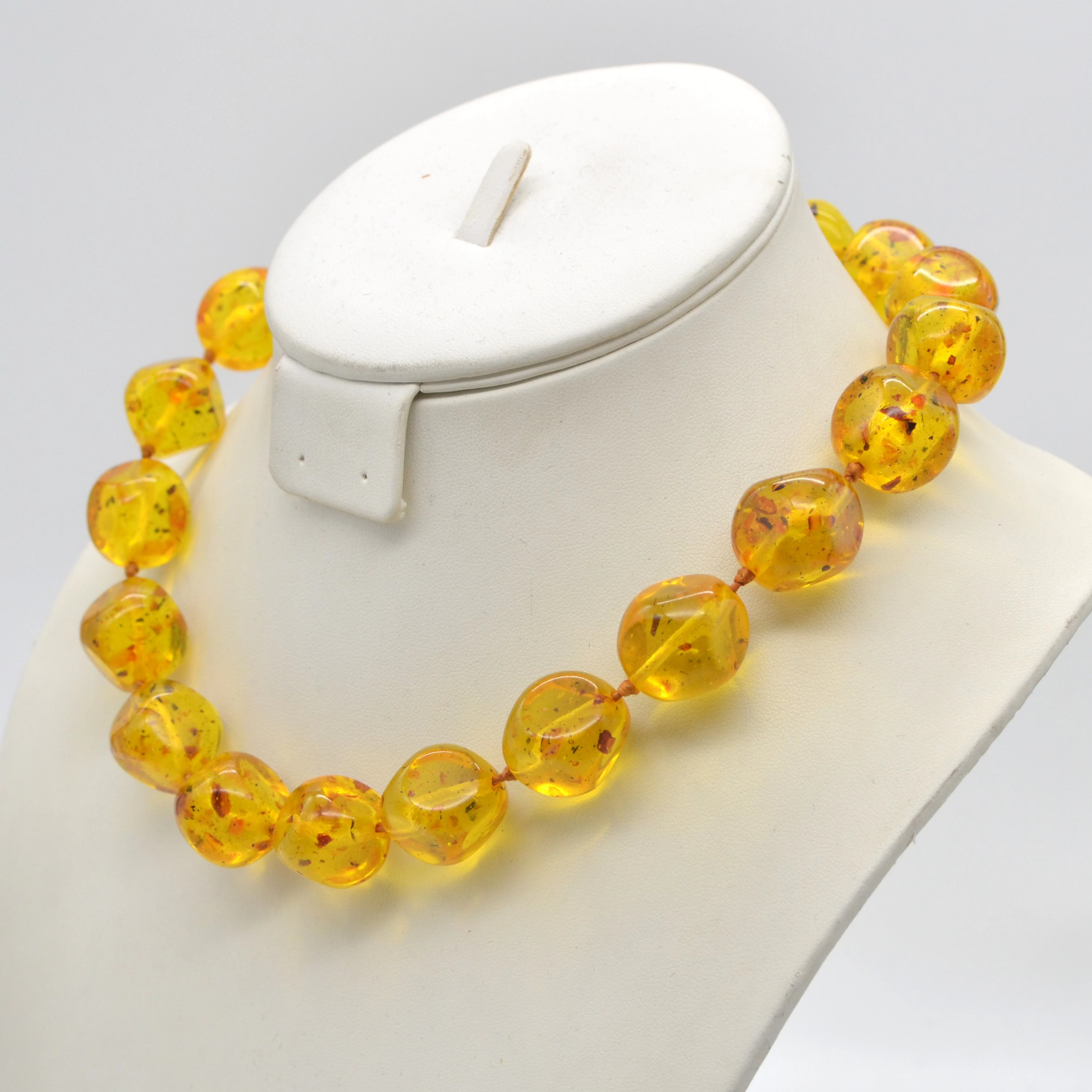 GELBER BERNSTEIN COLLIER, BLATTEINSCHLÜSSE, EINZELN GEKNÜPFT, UM 1950.