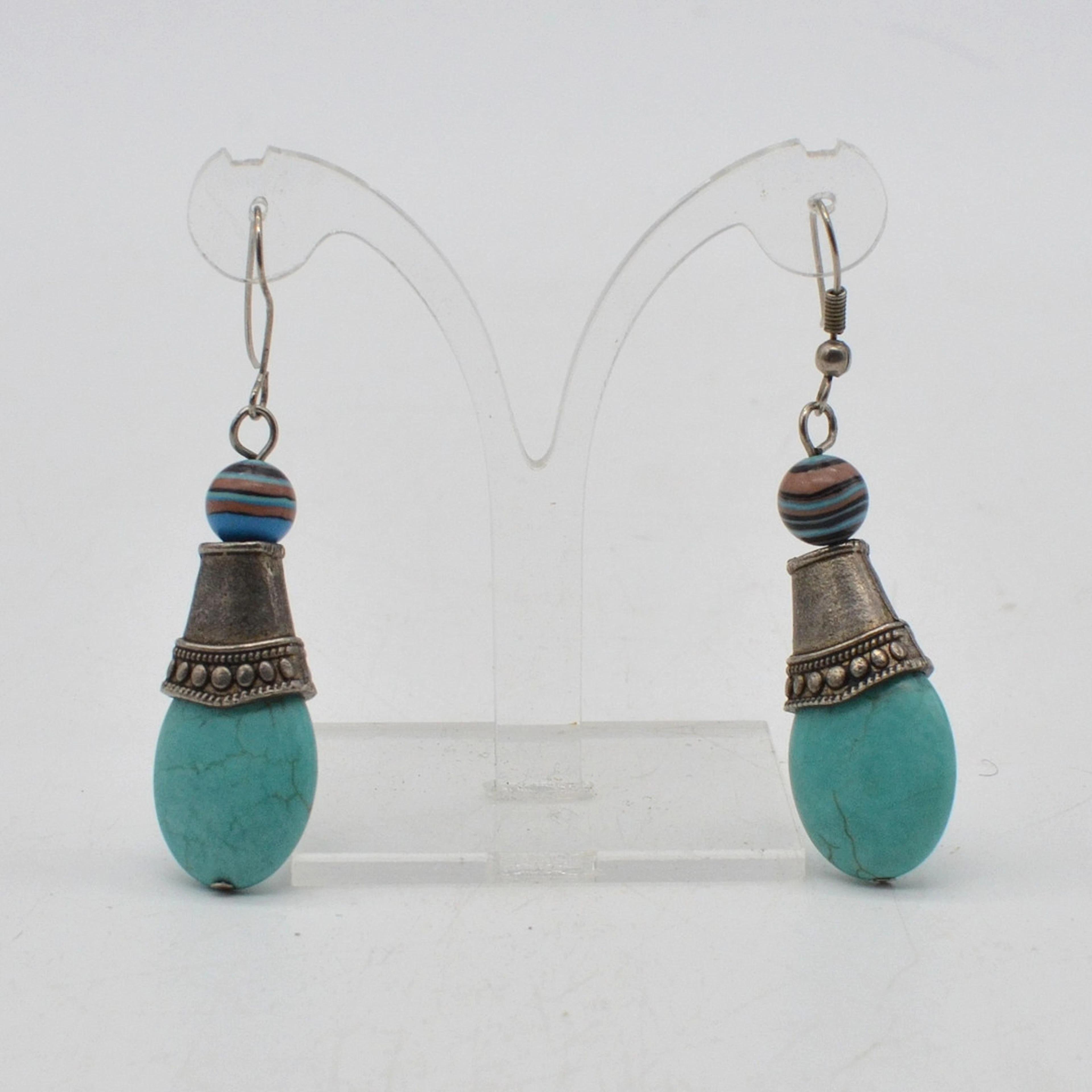 OHRRINGE AUS TÜRKIS, TROPFENFÖRMIG, METALL UND GLAS, HANDGEMACHT
