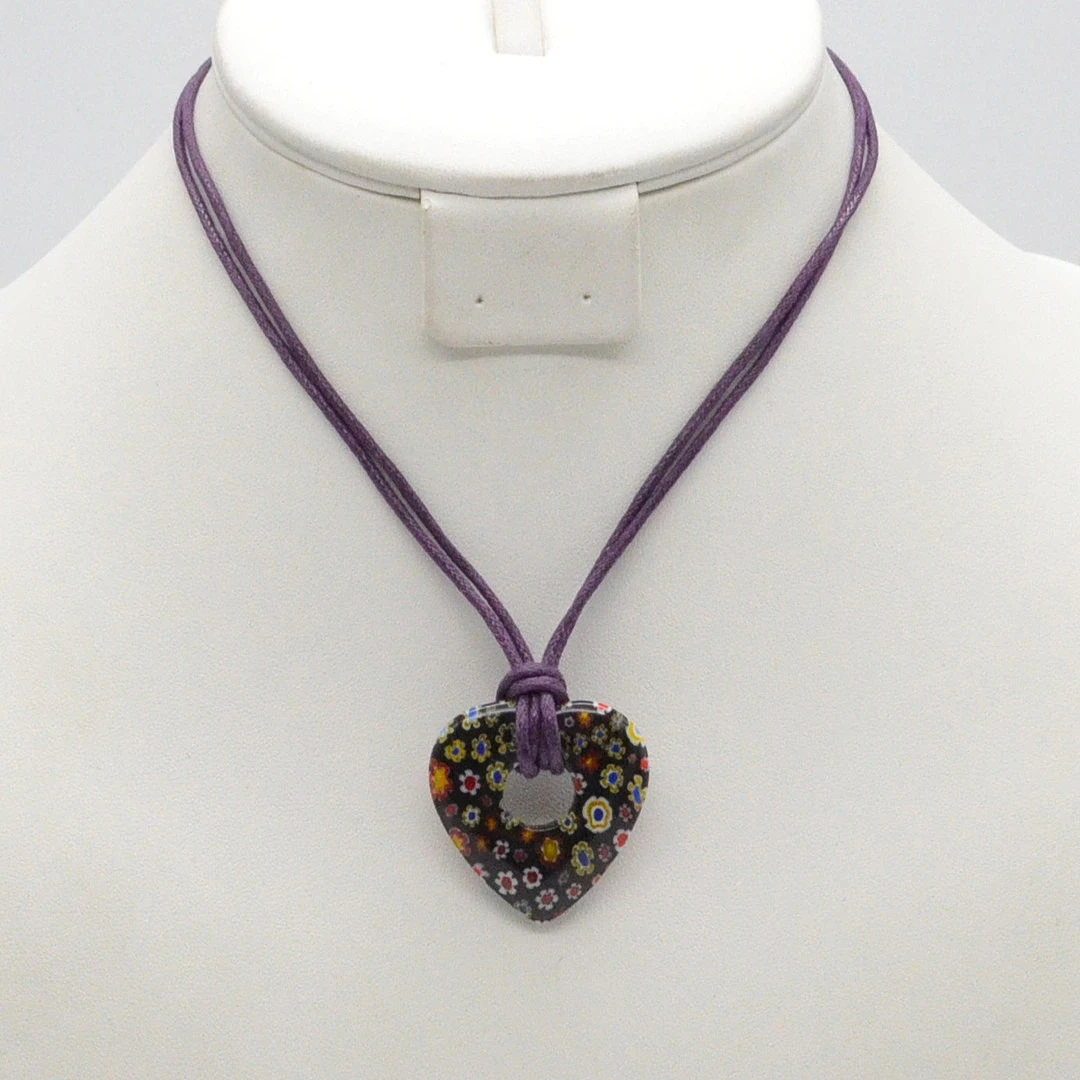 MURANO GLAS COLLIER, SCHWARZES HERZ MIT BUNTEN MILLEFIORI BLUMEN