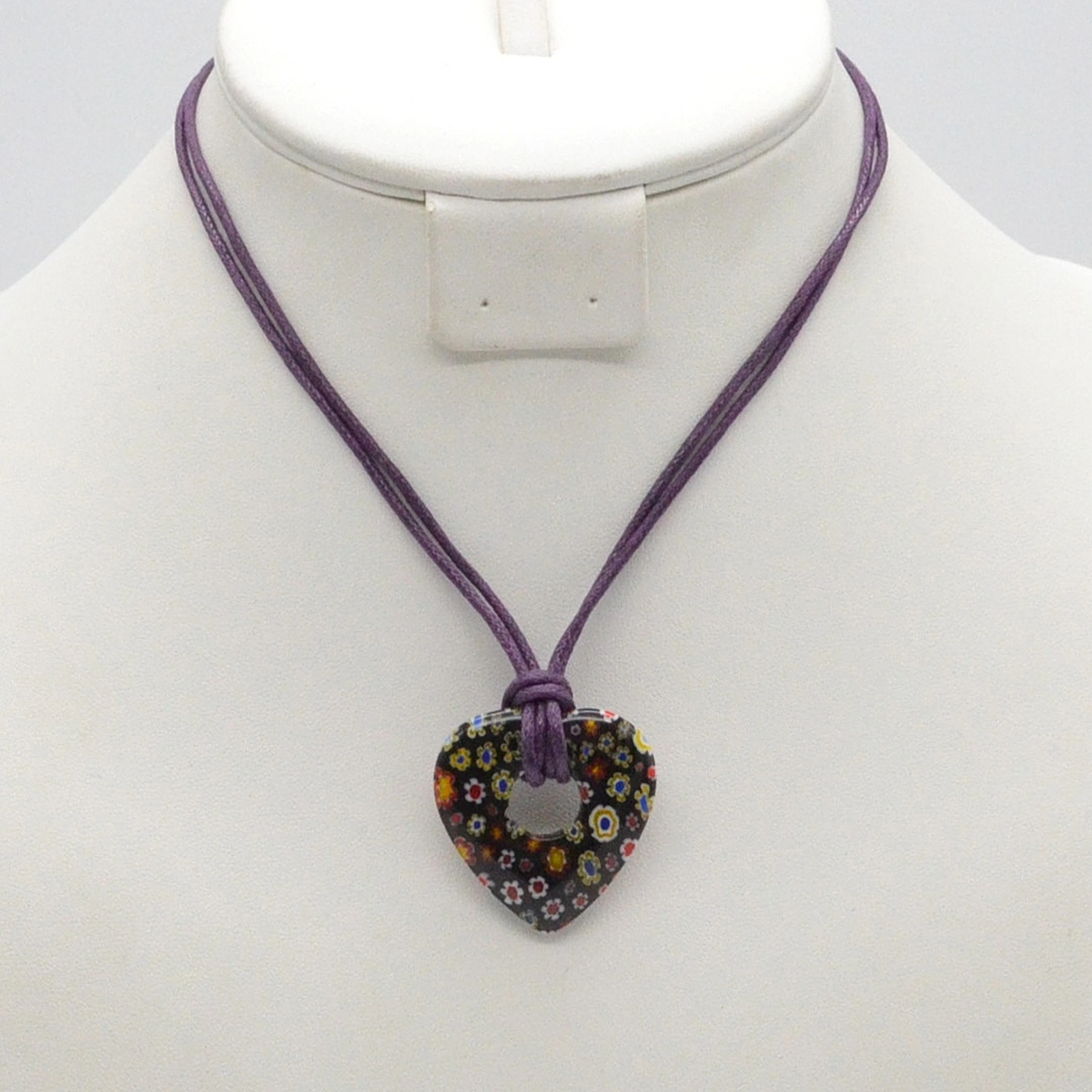 MURANO GLAS COLLIER, SCHWARZES HERZ MIT BUNTEN MILLEFIORI BLUMEN