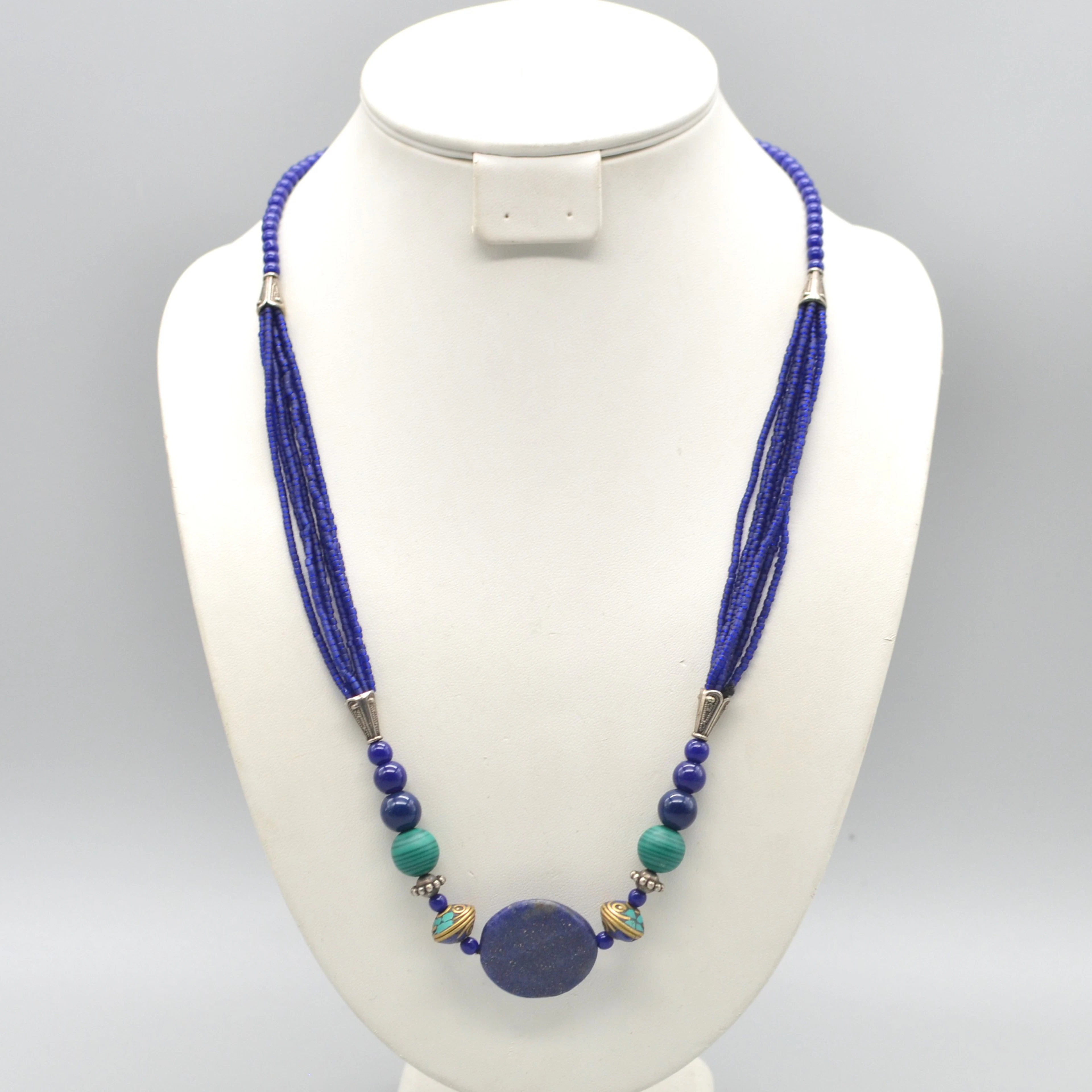 TIBETANISCHES EDELSTEINCOLLIER, LAPISLAZULI-, MESSING- UND GLASPERLEN