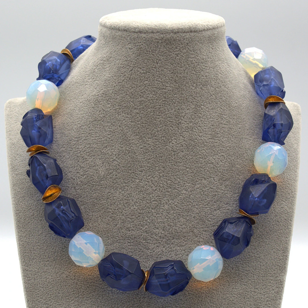 DESIGNER-HALSKETTE RESIN NUGGETS MIT STRUKTUR; GESCHLIFFENE MONDSTEINFARBIGE