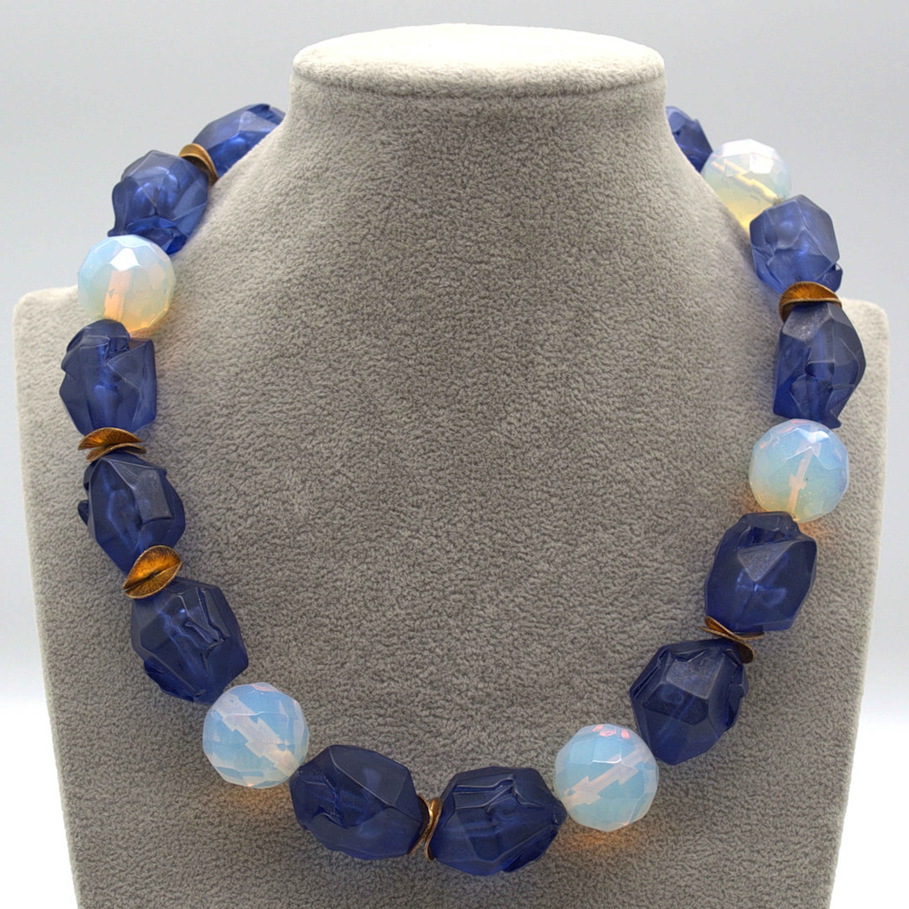DESIGNER-HALSKETTE RESIN NUGGETS MIT STRUKTUR; GESCHLIFFENE MONDSTEINFARBIGE