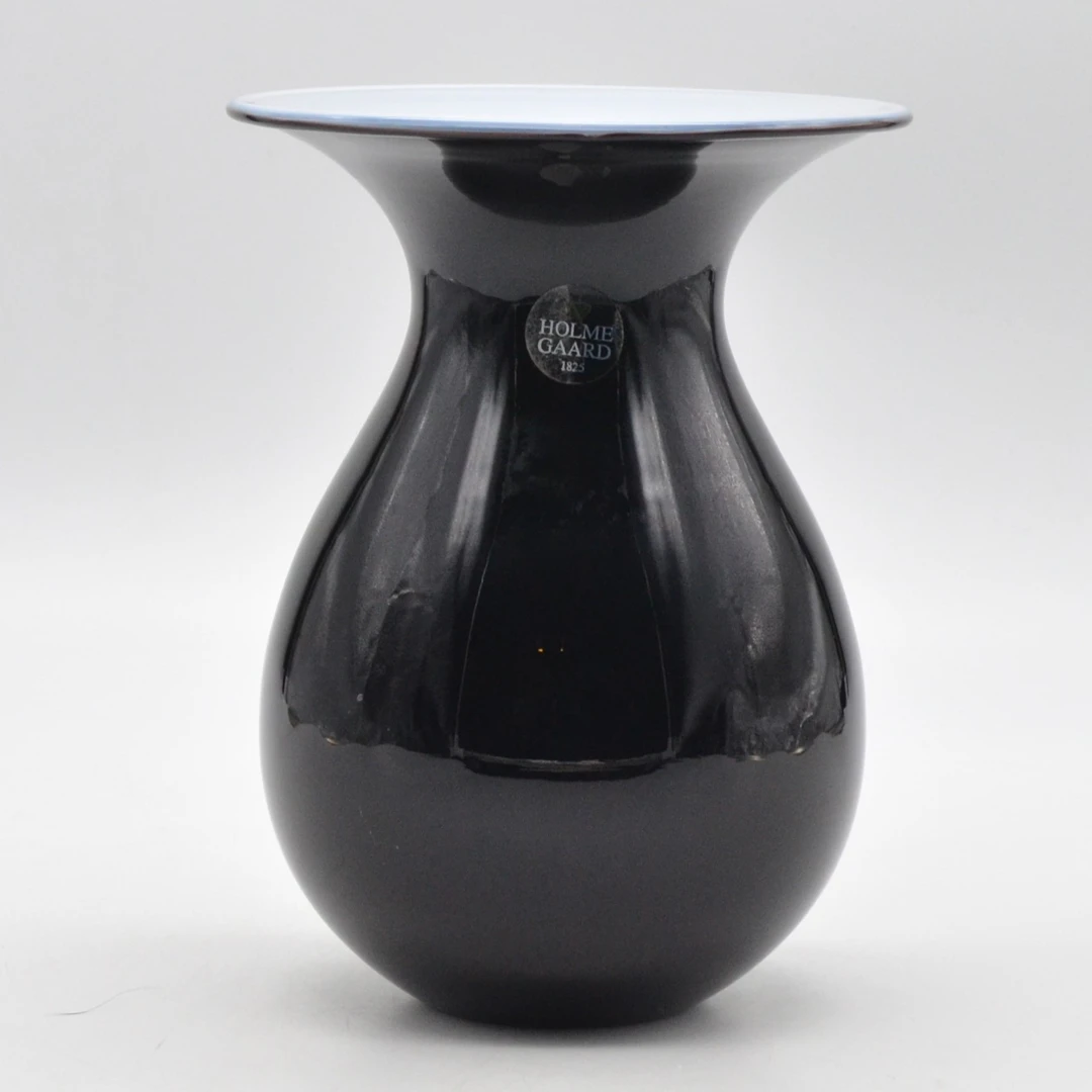 PETER SVARRER. "SHAPE", GLASVASE IN SCHWARZ UND WEISS, UM 2000ER JAHRE