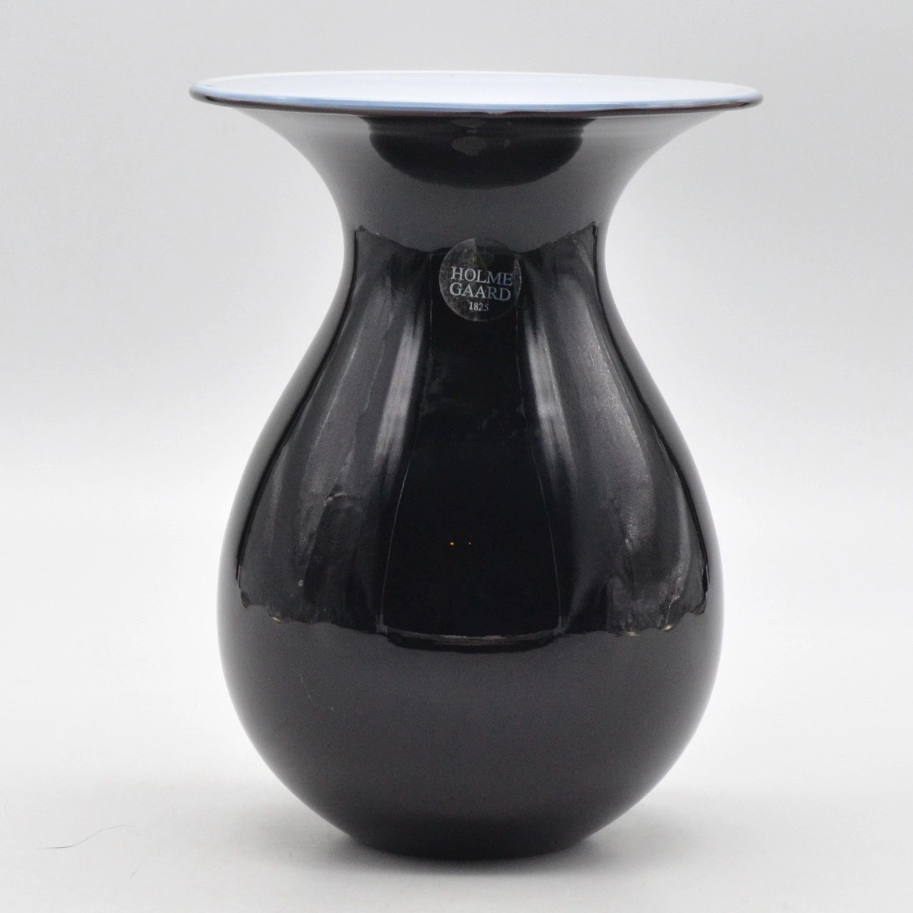 PETER SVARRER. "SHAPE", GLASVASE IN SCHWARZ UND WEISS, UM 2000ER JAHRE