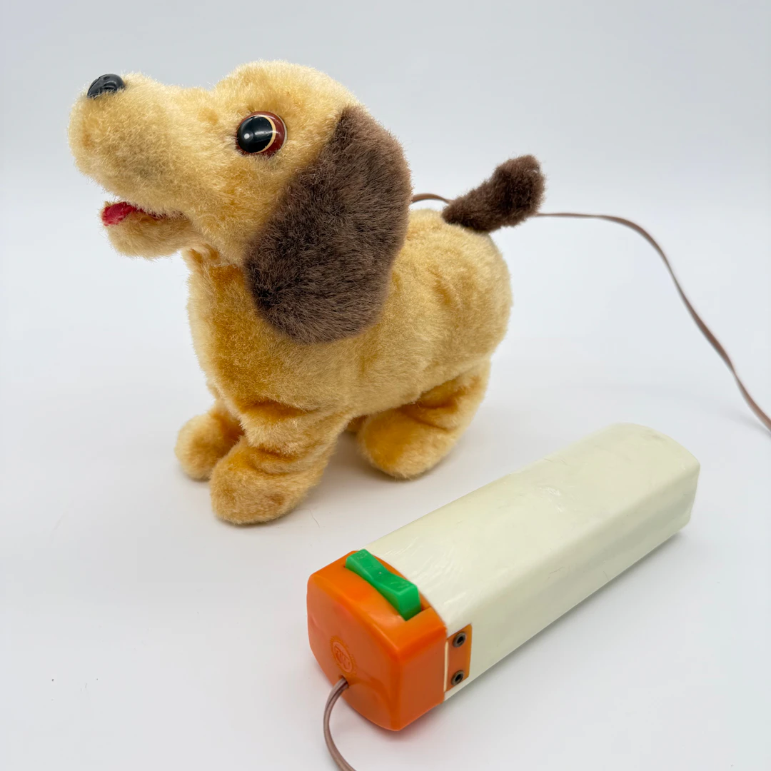 IWAYA CORPORATION JAPAN BATTERIEBETRIEBENEN PLÜSCH SPIELZEUGHUND 1960-1970ER.