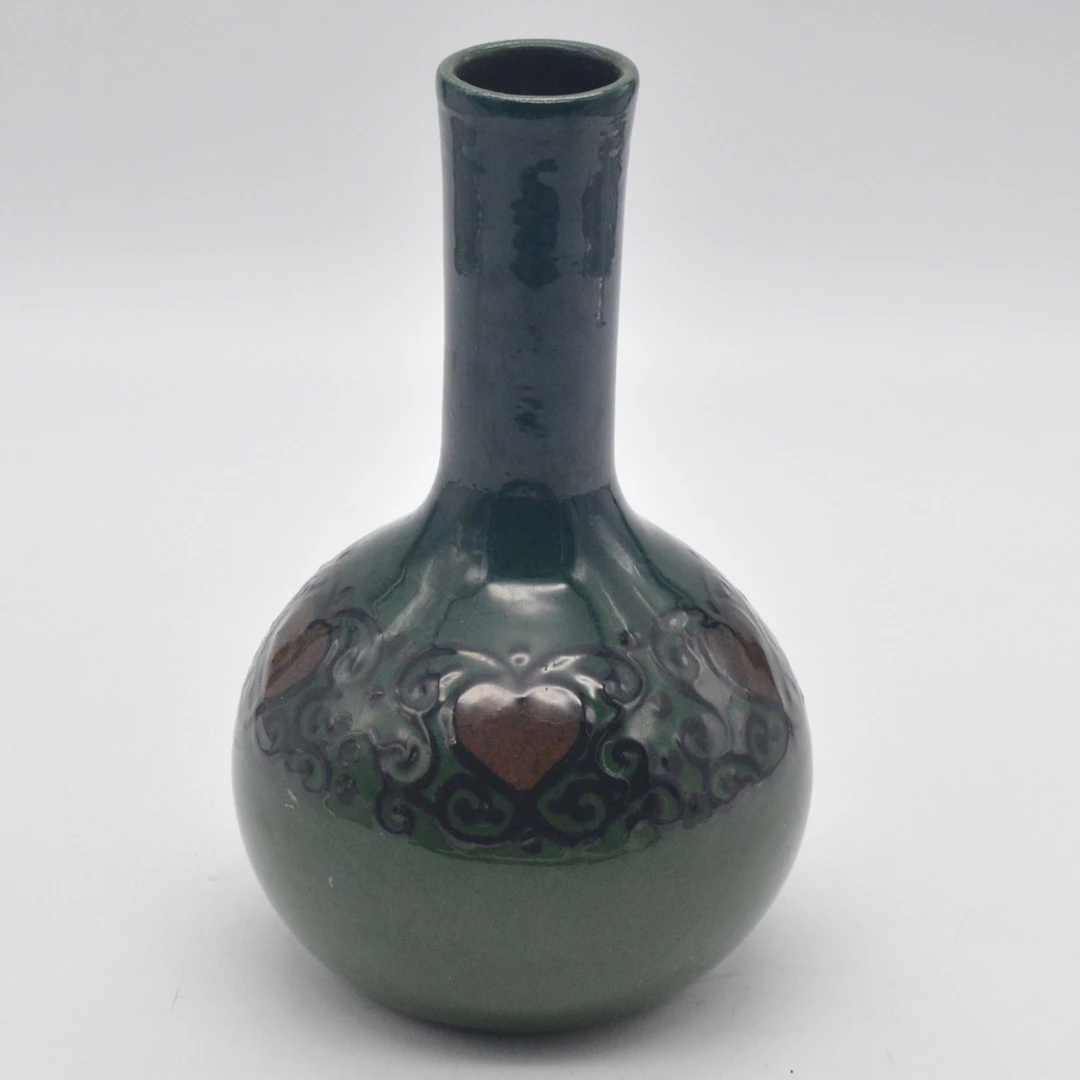 VINTAGE VASE, HANDBEMALT UND HANDGEMACHT, HERZDEKOR AUF GRÜNEM GRUND, UM 1950.