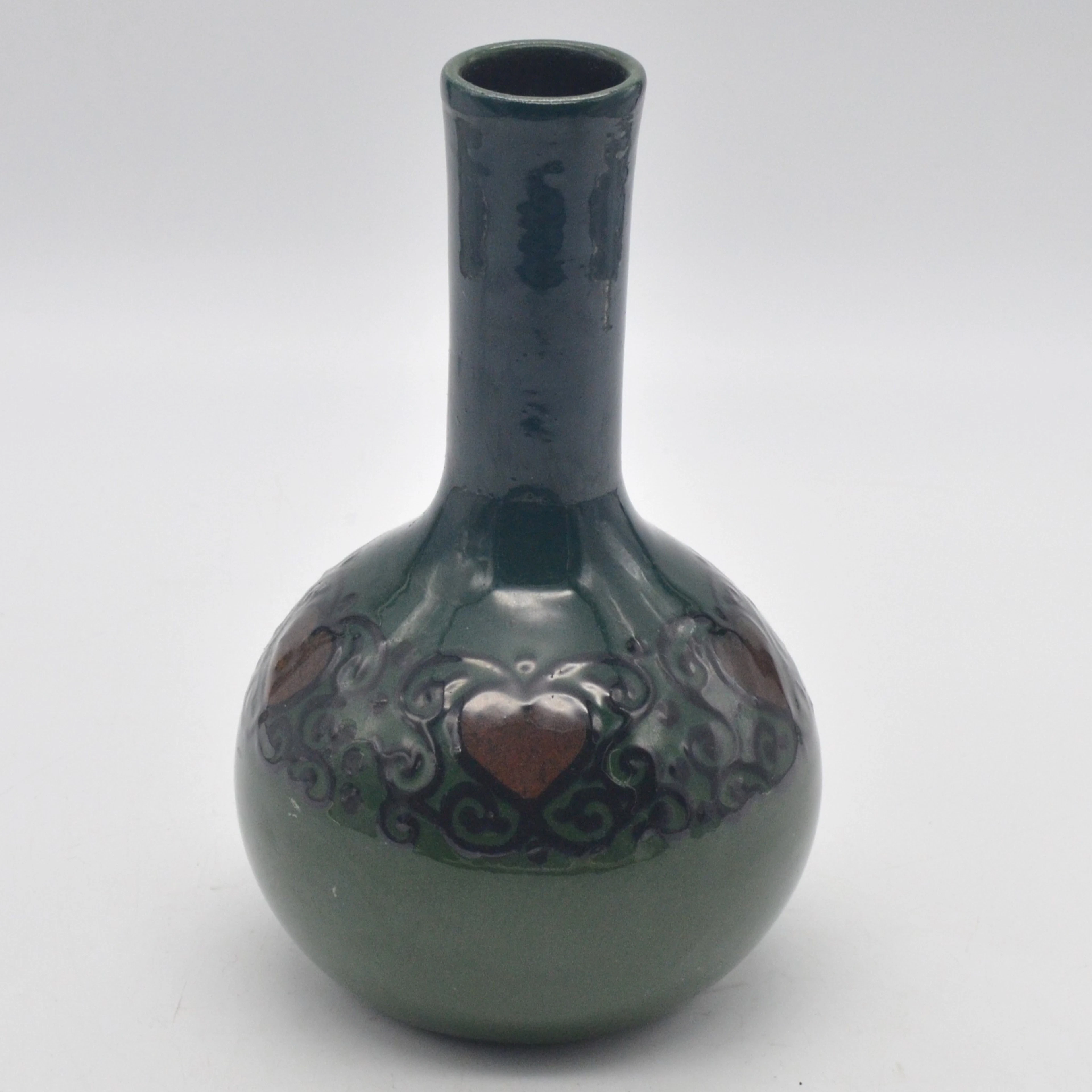 VINTAGE VASE, HANDBEMALT UND HANDGEMACHT, HERZDEKOR AUF GRÜNEM GRUND, UM 1950.