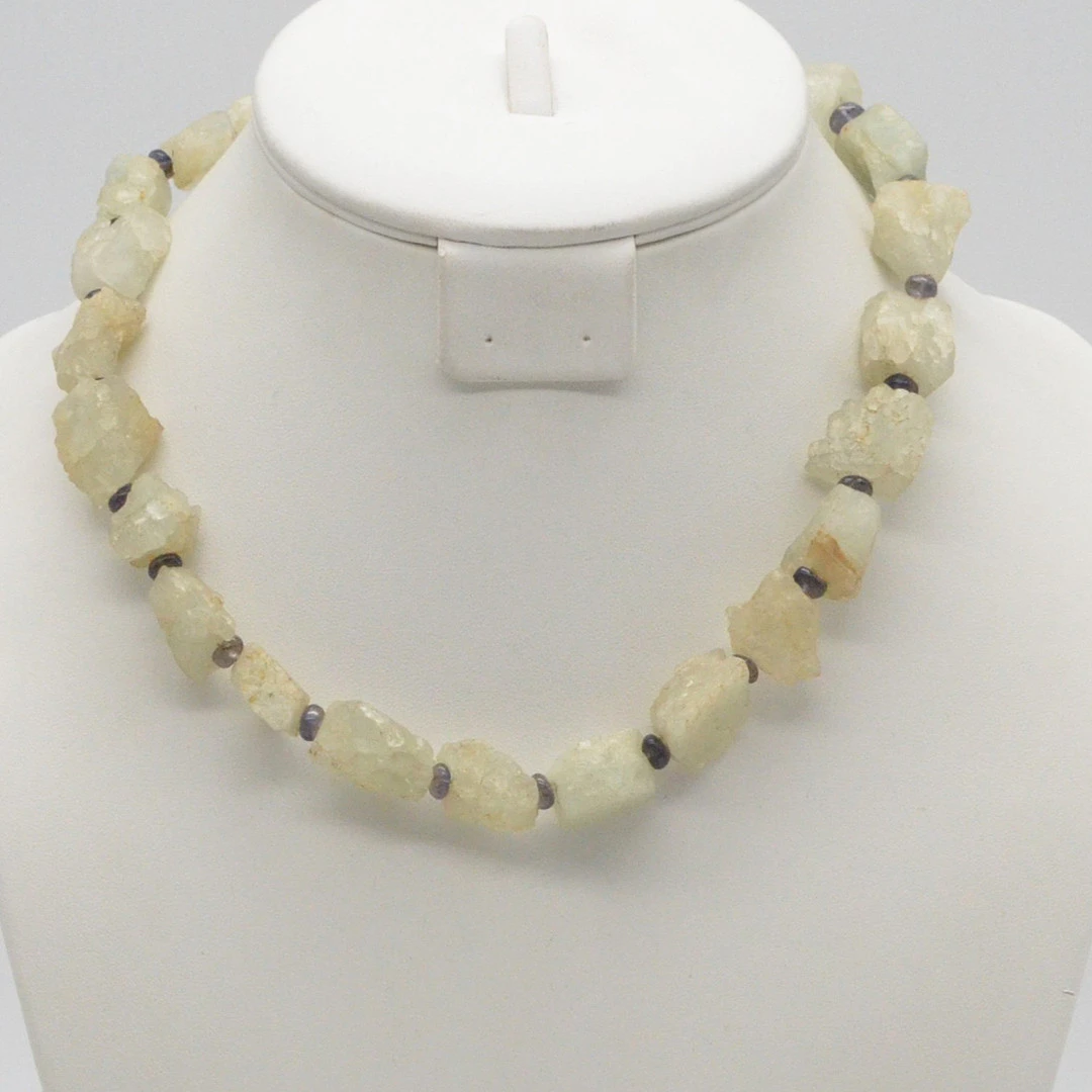 EDELSTEINCOLLIER AUS AQUAMARIN NUGGETS, NATURBELASSENE FORM, KLEINE