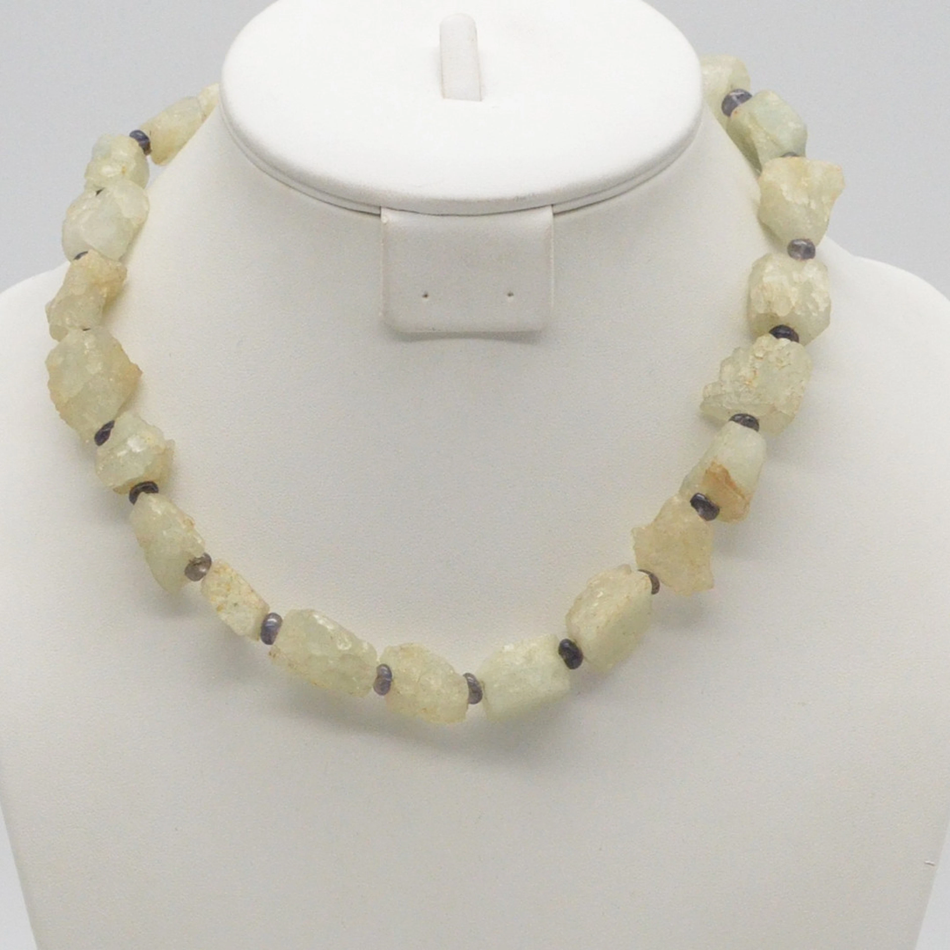 EDELSTEINCOLLIER AUS AQUAMARIN NUGGETS, NATURBELASSENE FORM, KLEINE