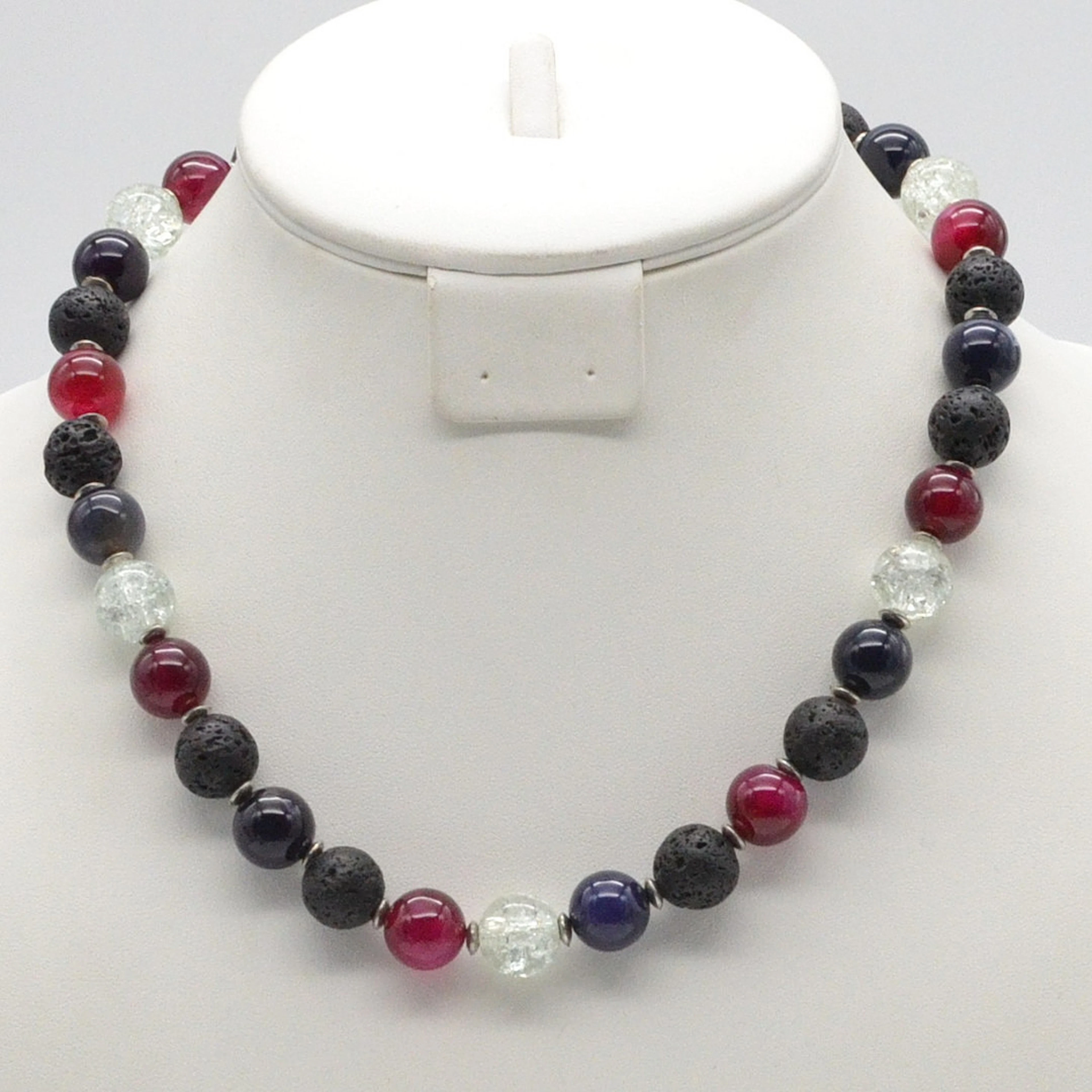 PERLENCOLLIER AUS LAVASTEIN, GRANAT, AMETHYST UND BERGKRISTALL, VERSILBERTE