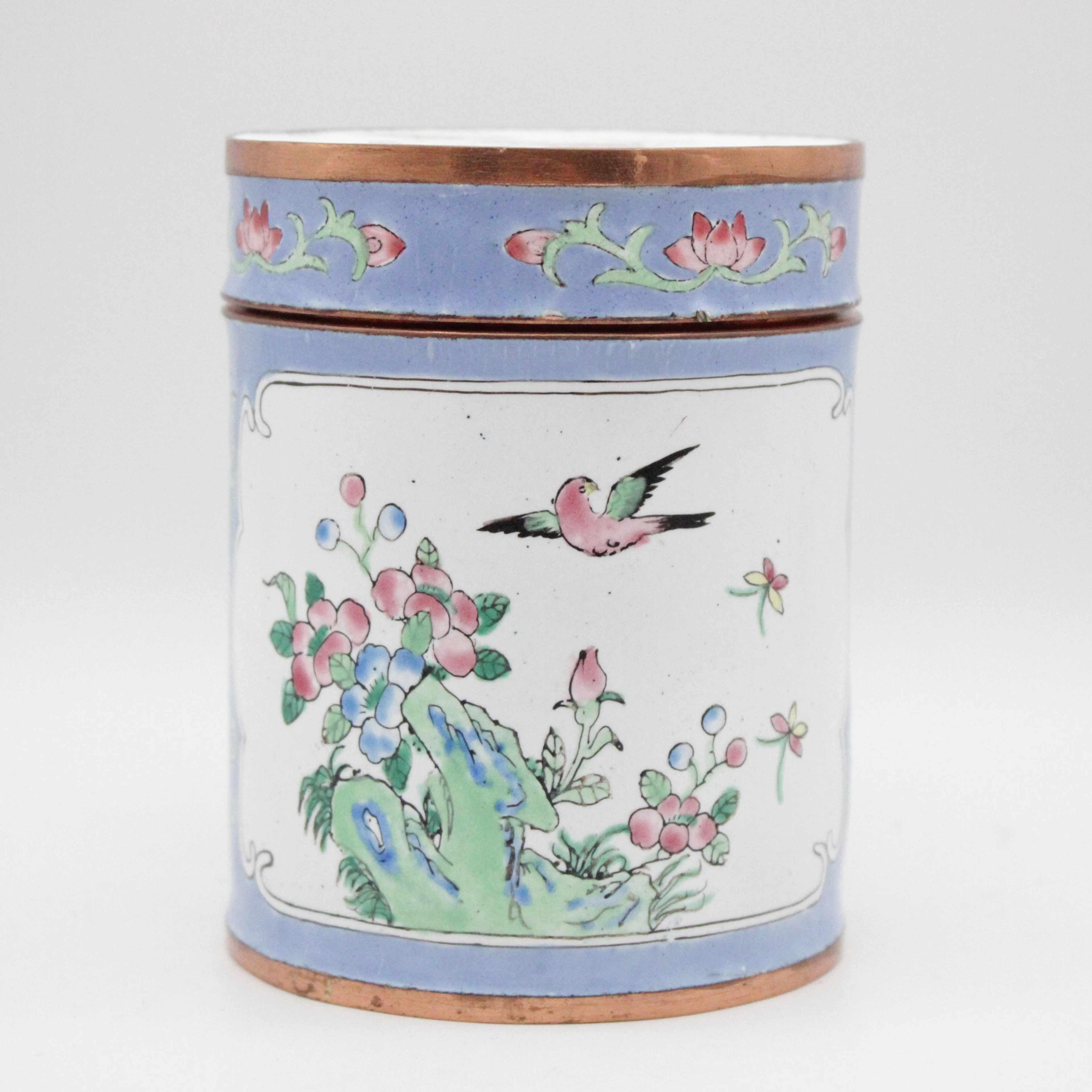 FEINE CHINESISCHE CANTON-EMAILLE-DOSE MIT DECKEL, VOGEL-, SCHMETTERLINGS-
