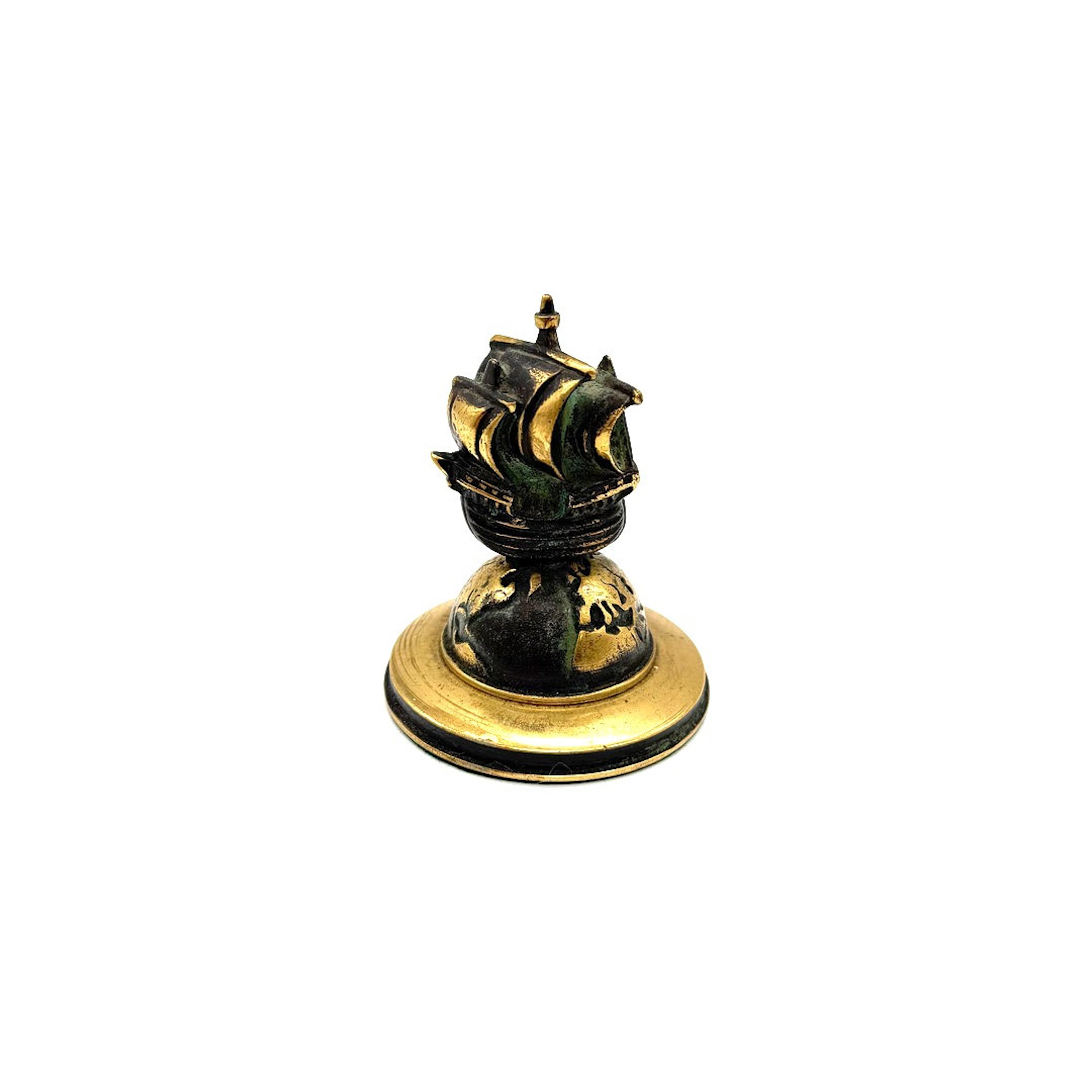 BRIEFBESCHWERER BRONZE SCHIFF AUF GLOBUS.