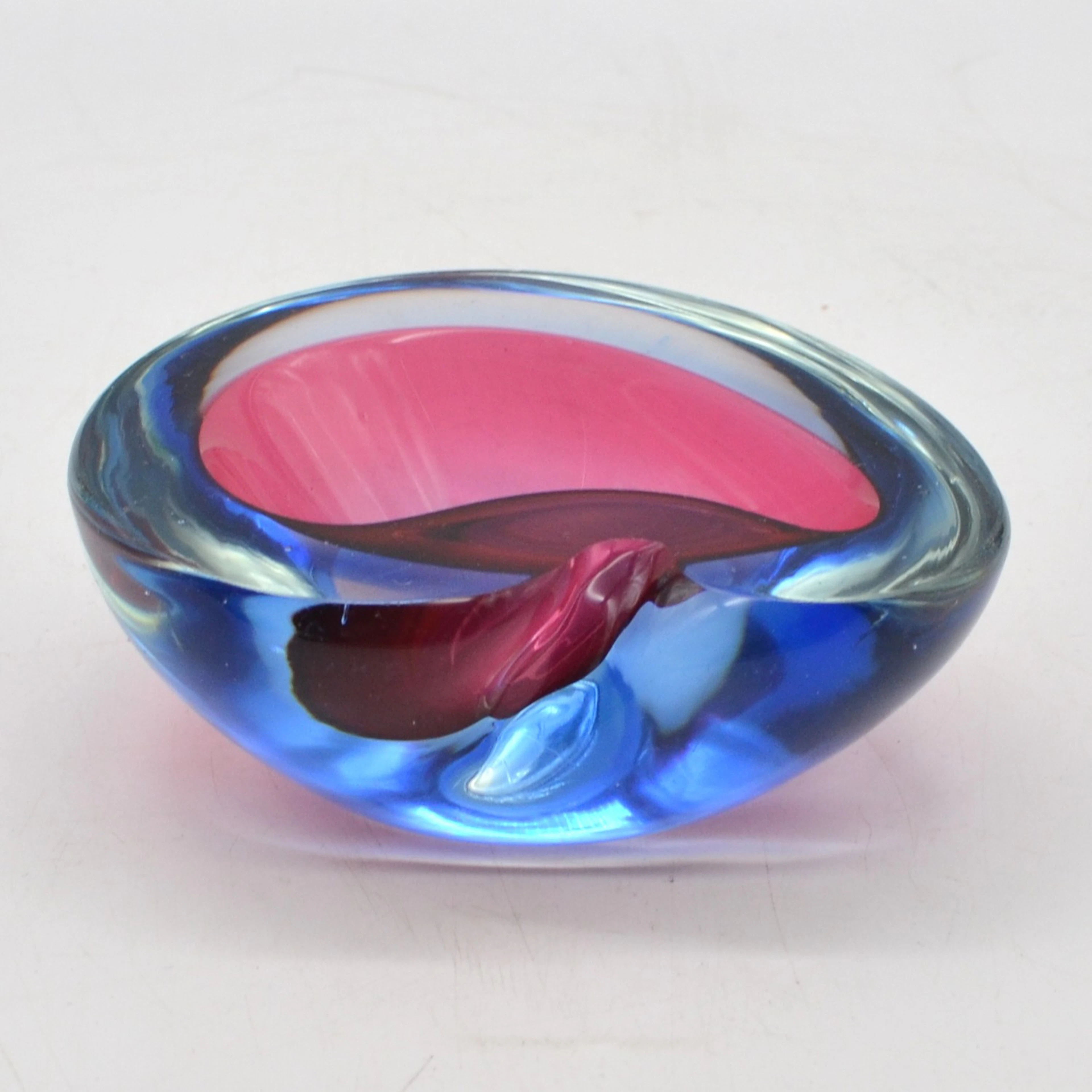 FLAVIO POLI. MURANO DESIGNERSCHALE, STUDIOGLAS, SOMMERSO, ITALIEN, UM 1950.