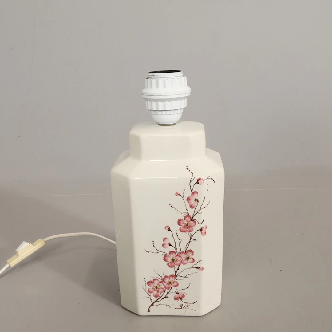 BORDSLAMPA, glaserad keramik med dekor av körsbärsblommor.