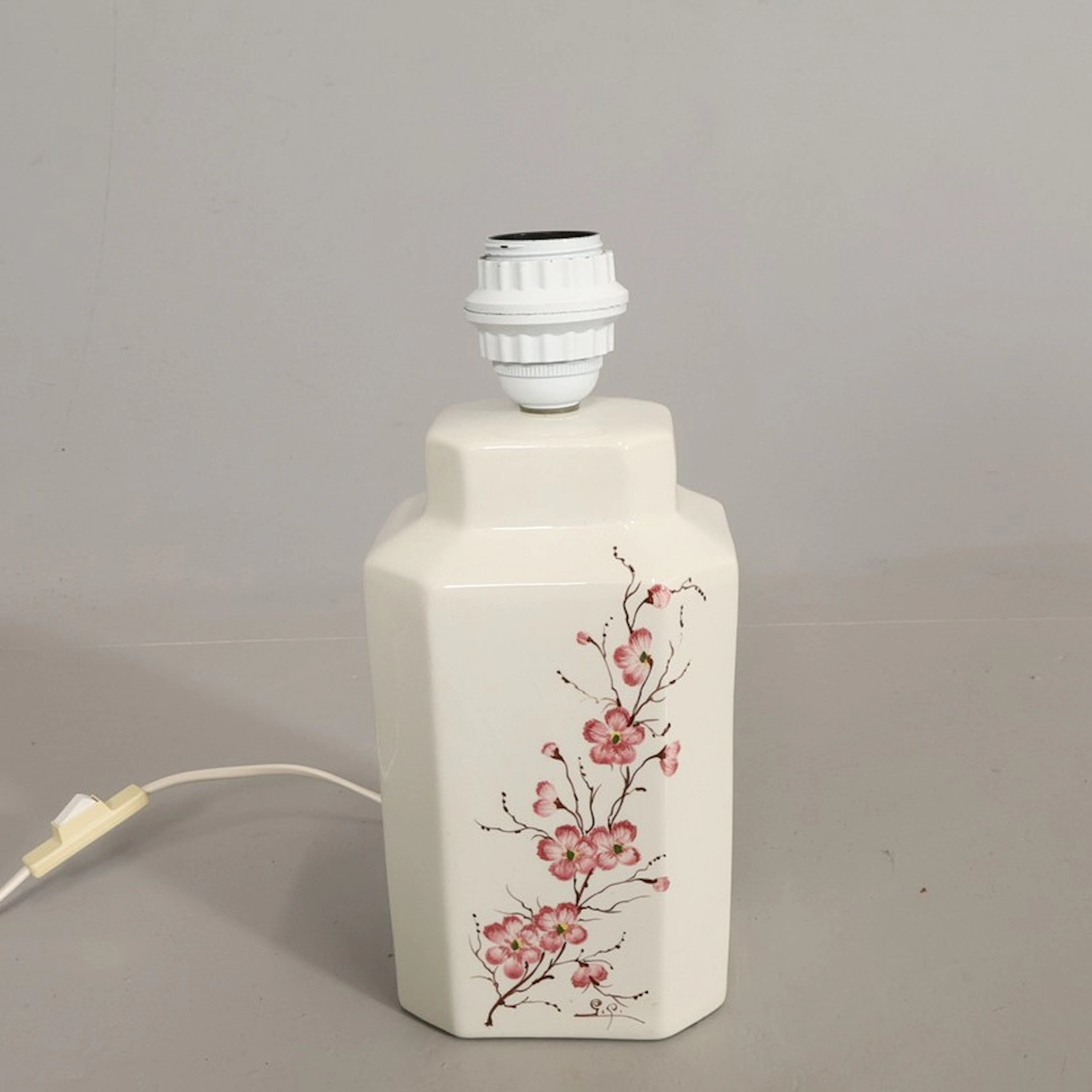 BORDSLAMPA, glaserad keramik med dekor av körsbärsblommor.