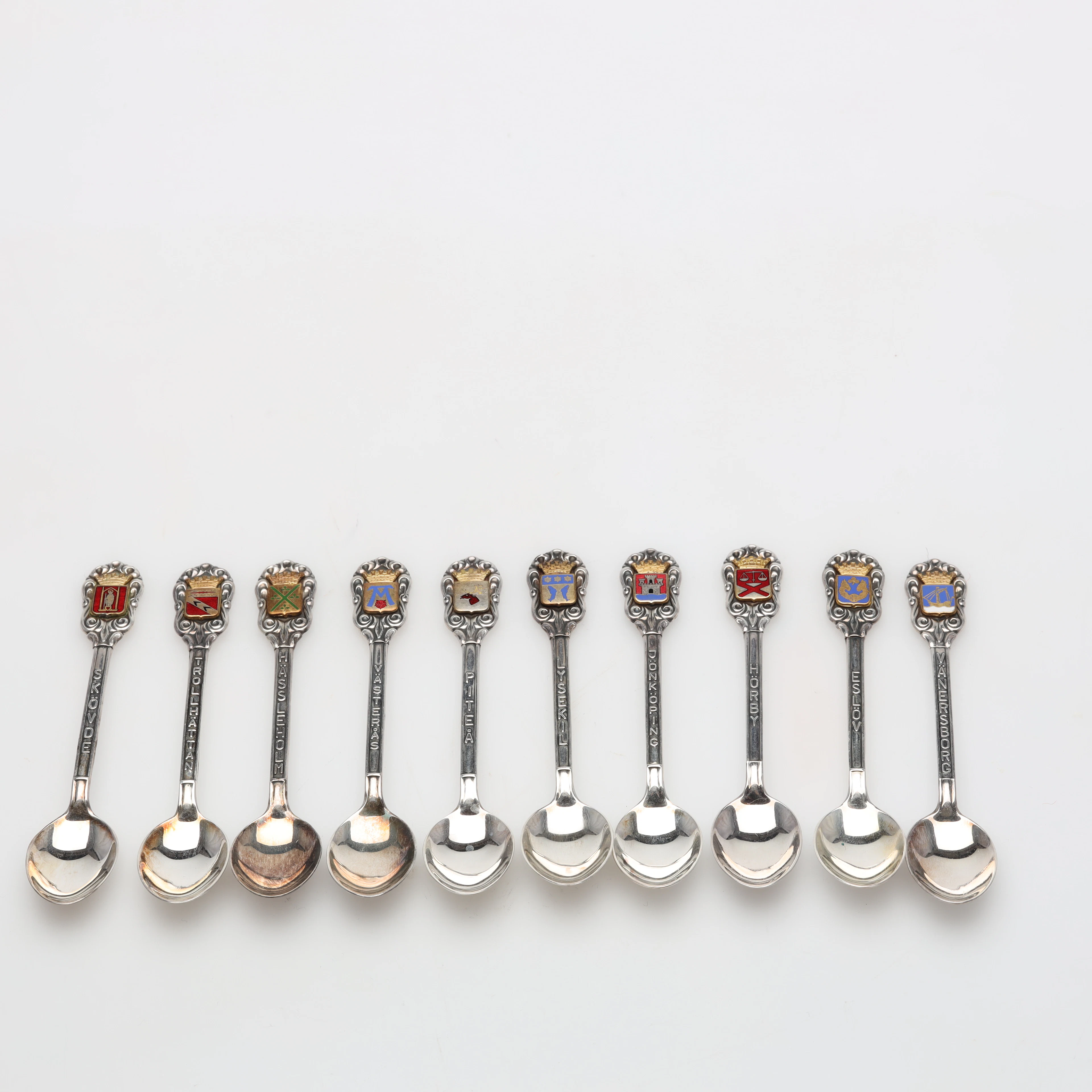 KAFFESKEDAR 10 stycken med emalj, silver bruttovikt ca 128 gram.