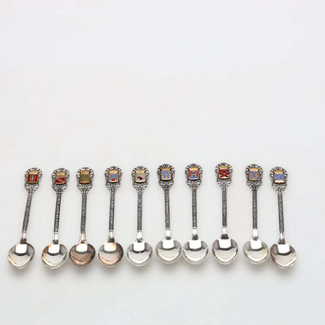 KAFFESKEDAR 10 stycken med emalj, silver bruttovikt ca 128 gram.