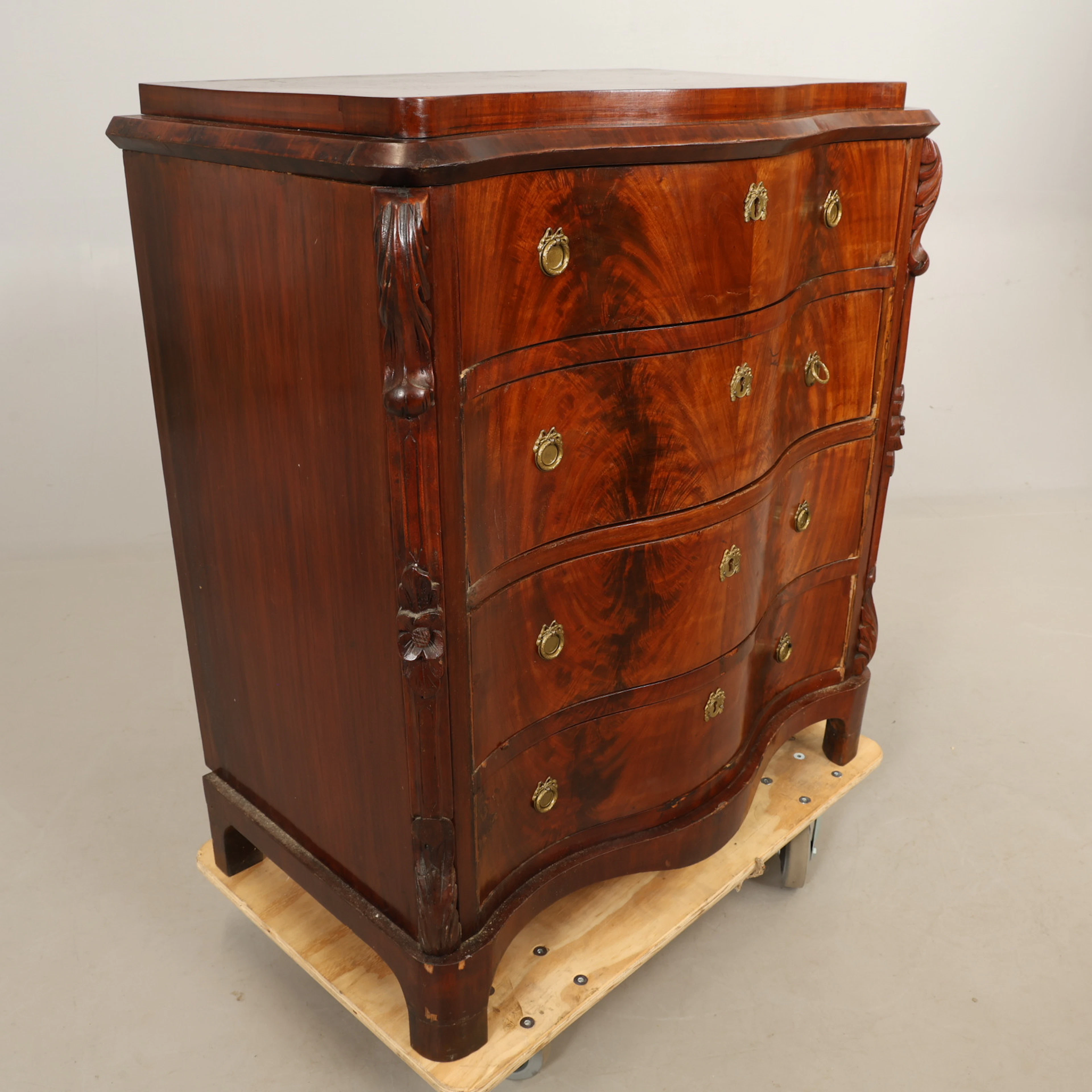 BYRÅ mahogny 1800-tal.
