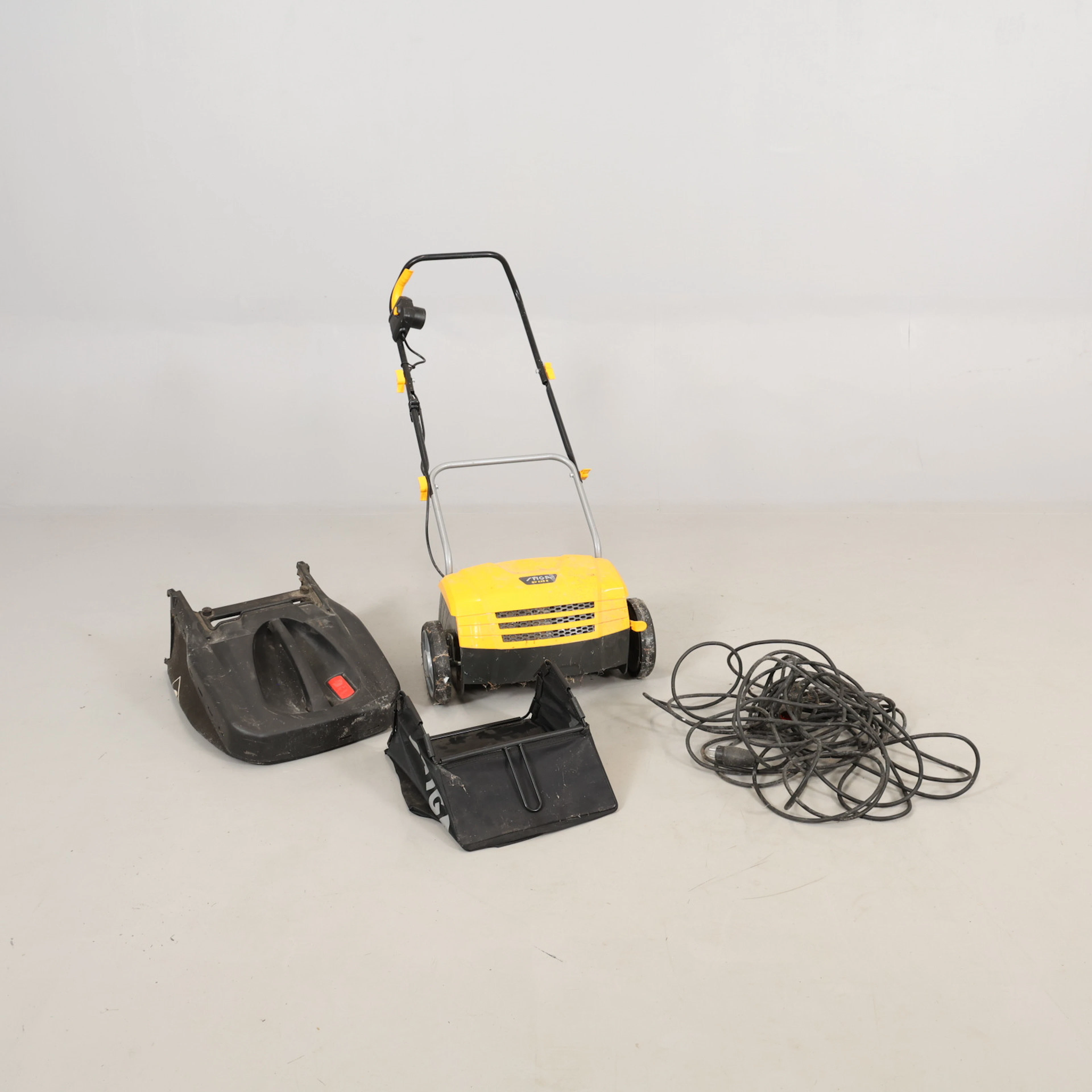GRÄSKLIPPARE Stiga elektrisk med uppsamlare.
