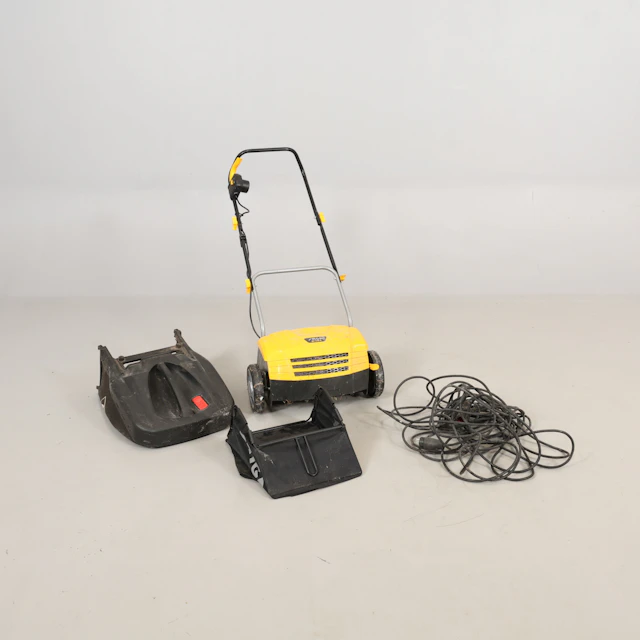 GRÄSKLIPPARE Stiga elektrisk med uppsamlare.