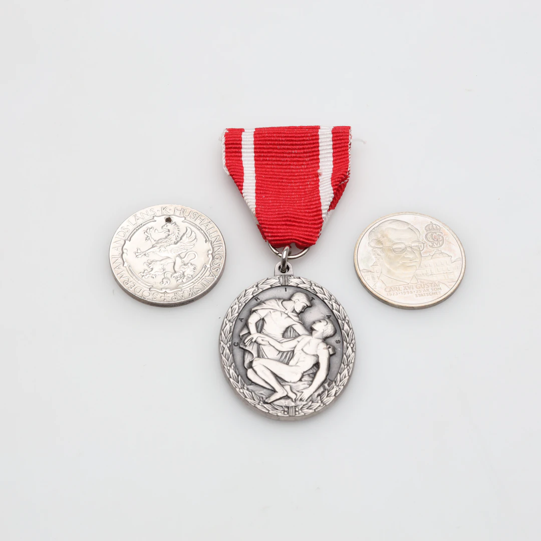 MEDALJER OCH MYNT silver bruttovikt ca 51,1 gram.