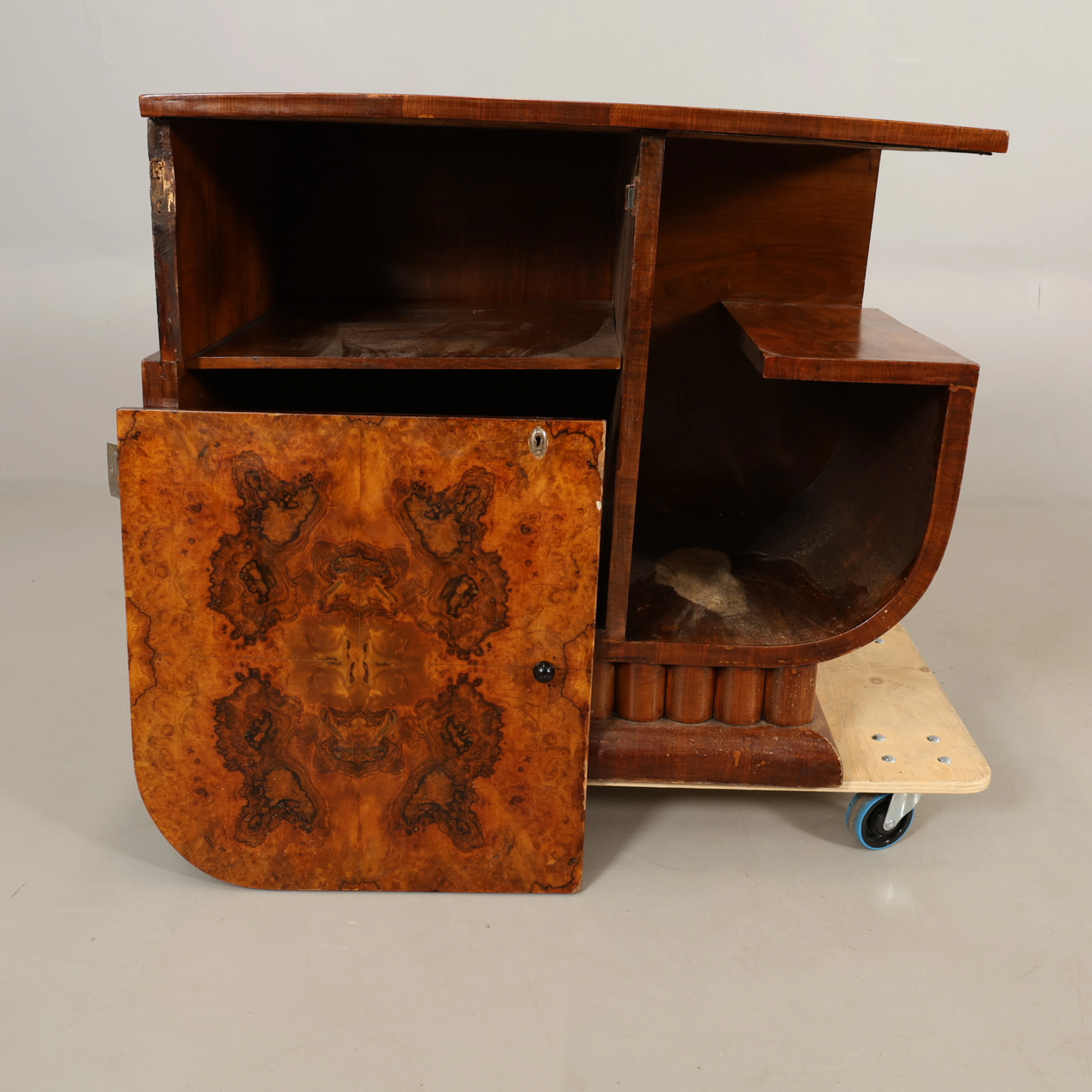 SKÅP valnöt, art deco 1900-talets första hälft.