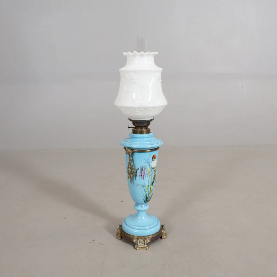FOTOGENLAMPA empirestil glas med mässingsdetaljer.