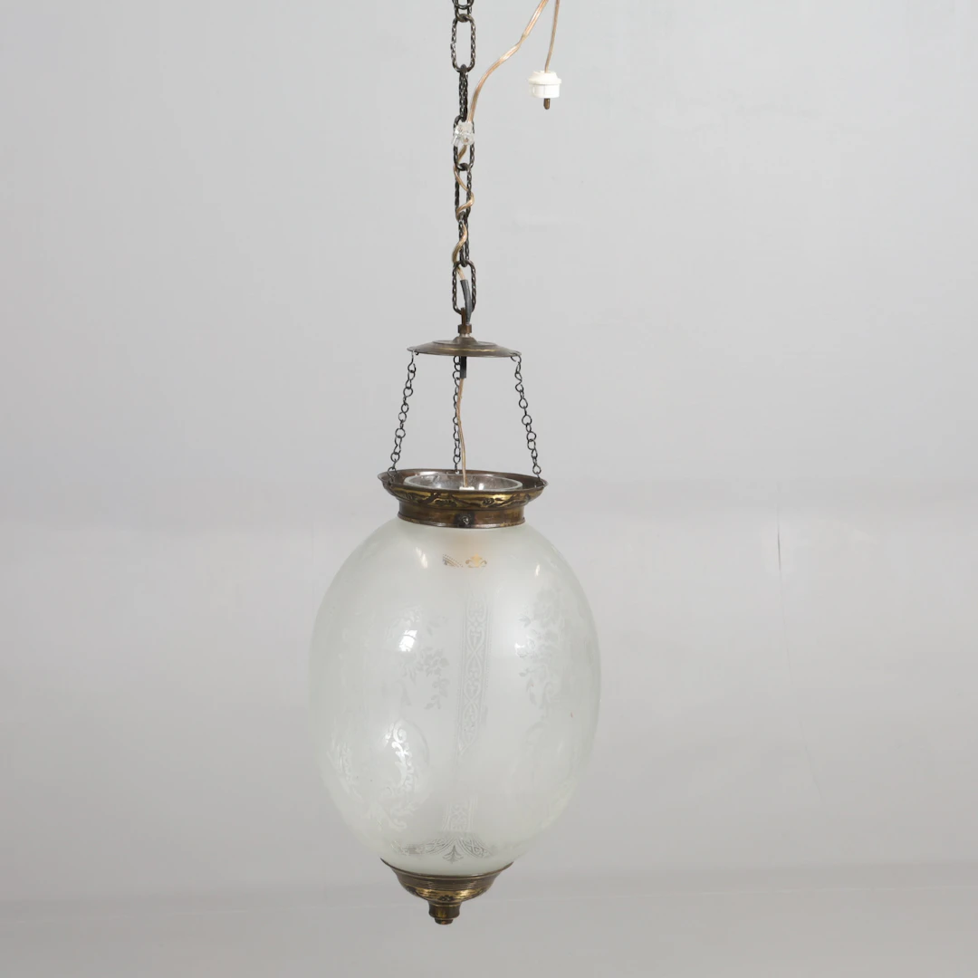 MÅNSKENSLAMPA/AMPEL, transparant glas, rikligt dekorerad, omkring 1900.