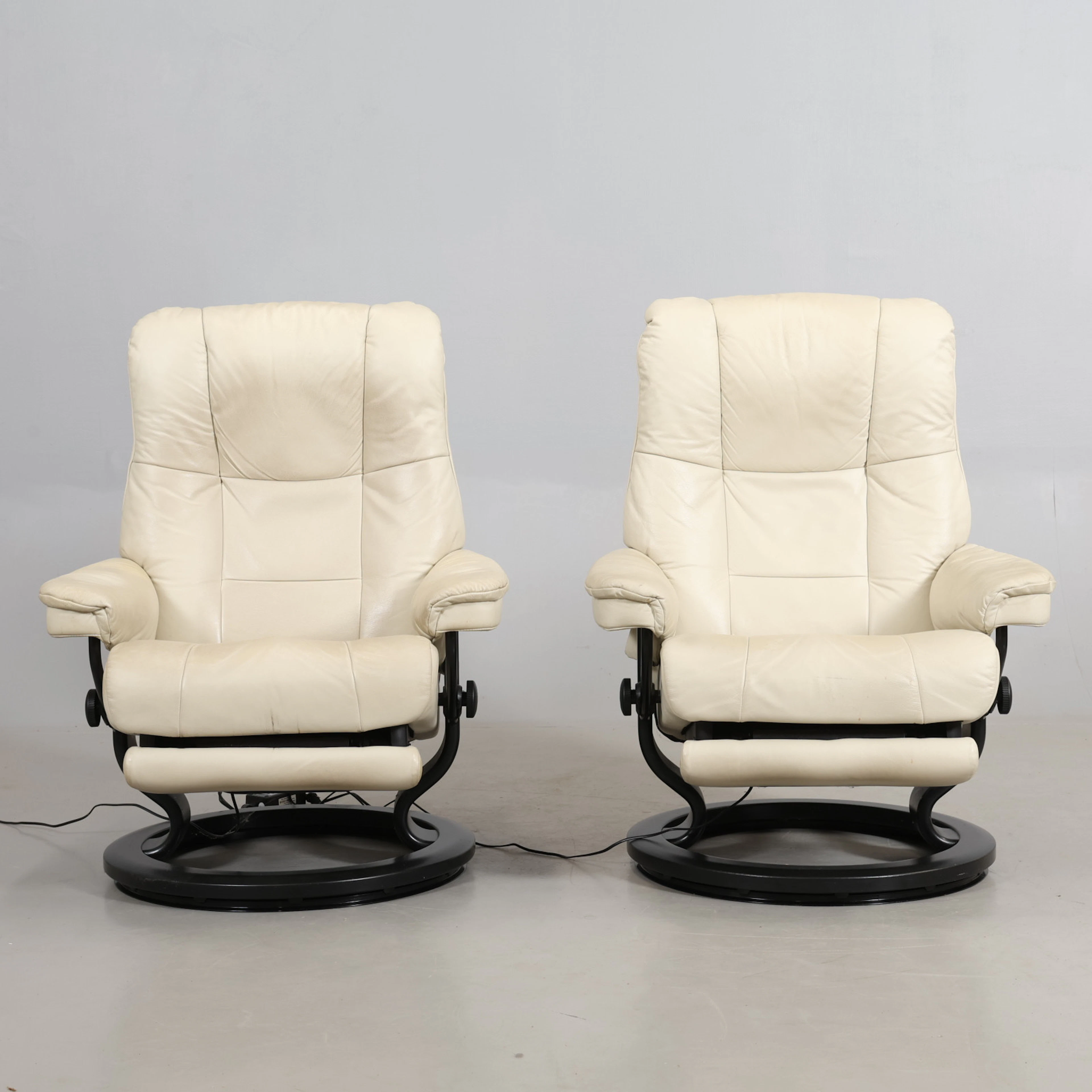 SNURRFÅTÖLJER 1 par stressless med el.
