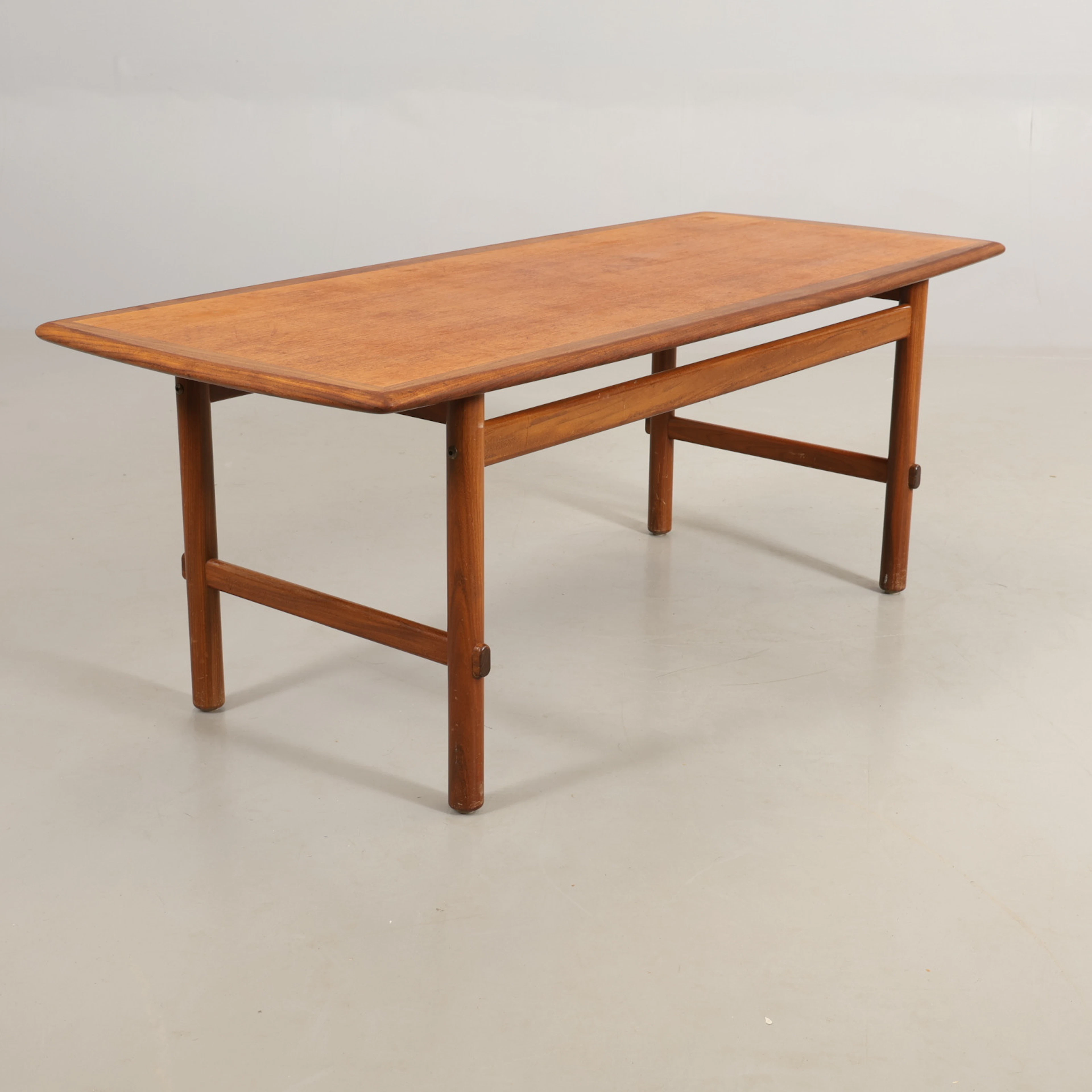 SOFFBORD teak 1900-talets mitt.