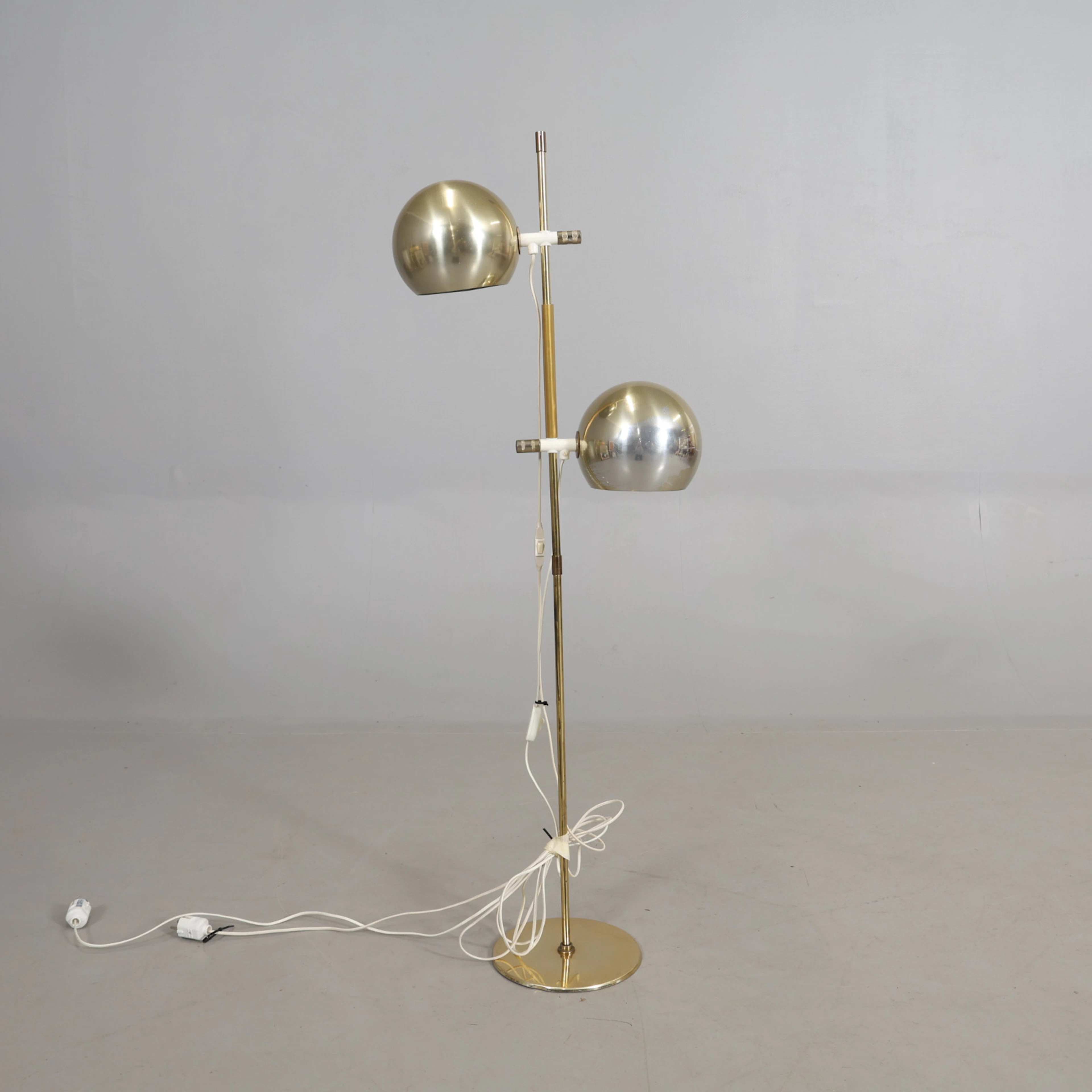 GOLVLAMPA 1900-talets andra hälft , Hemi klot, Lyktan Bankeryd.