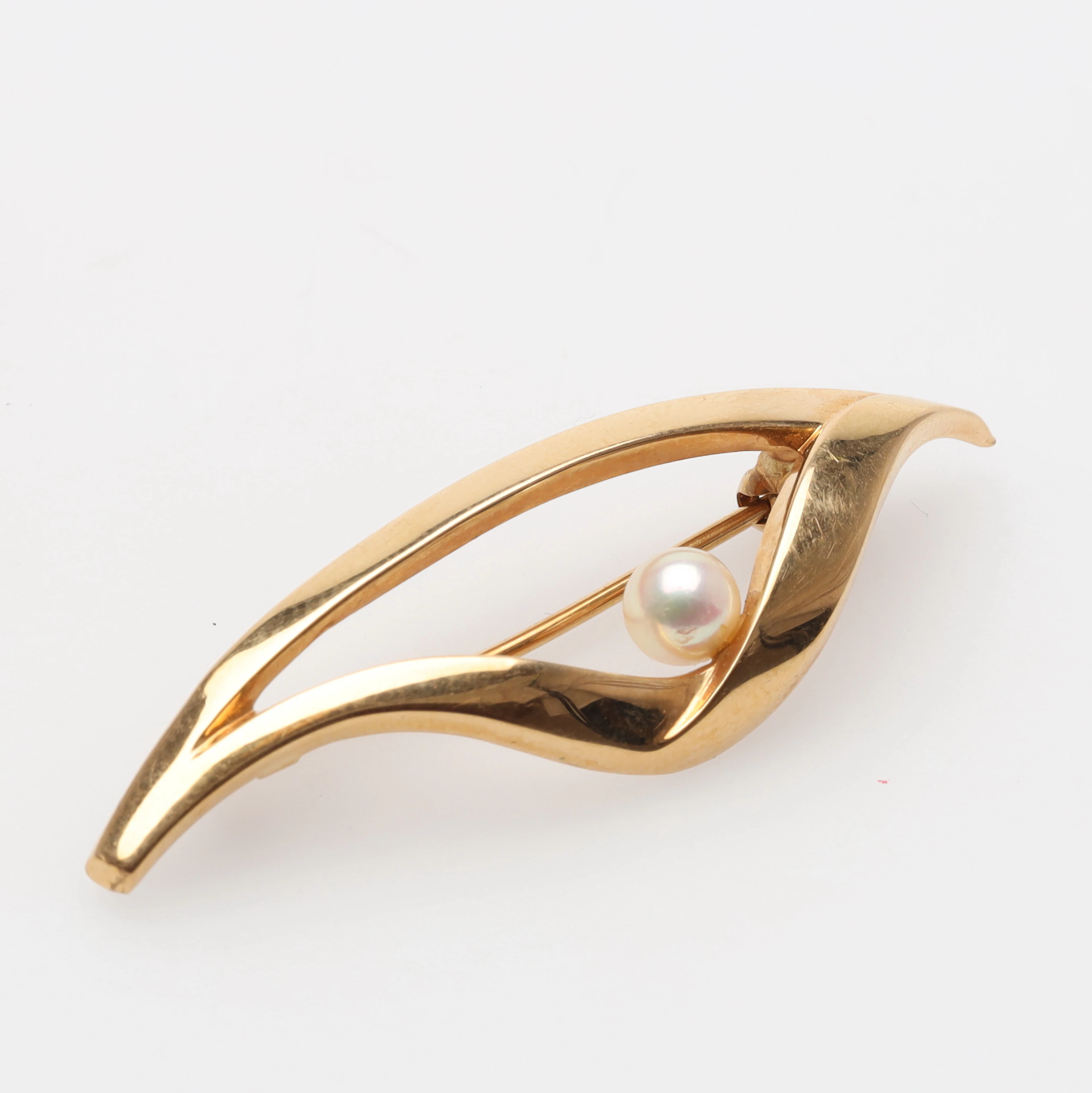 BROSCH med pärla 18K guld bruttovikt ca 2,4 gram.