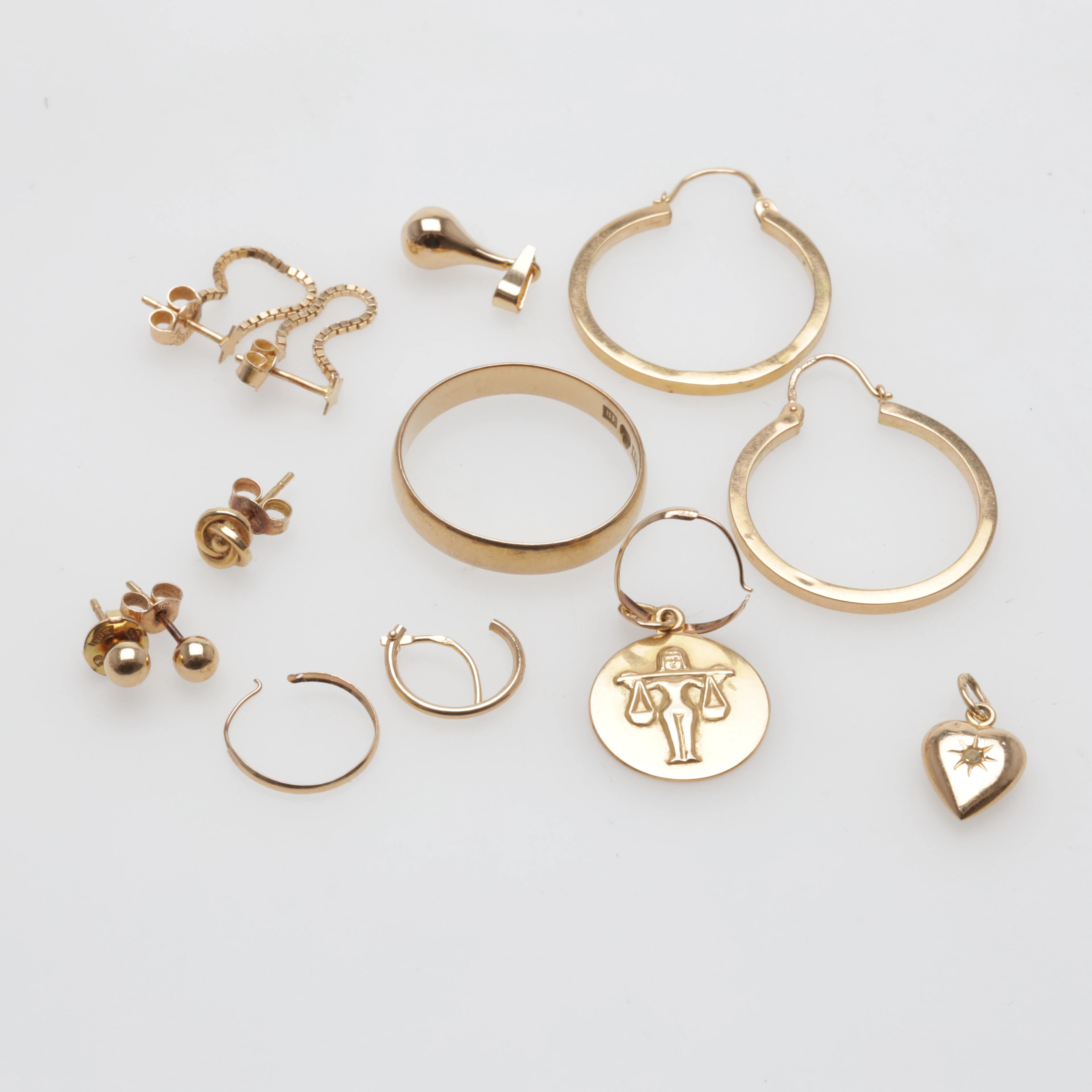 PARTI GULD 18K bruttovikt ca 11,2 gram.