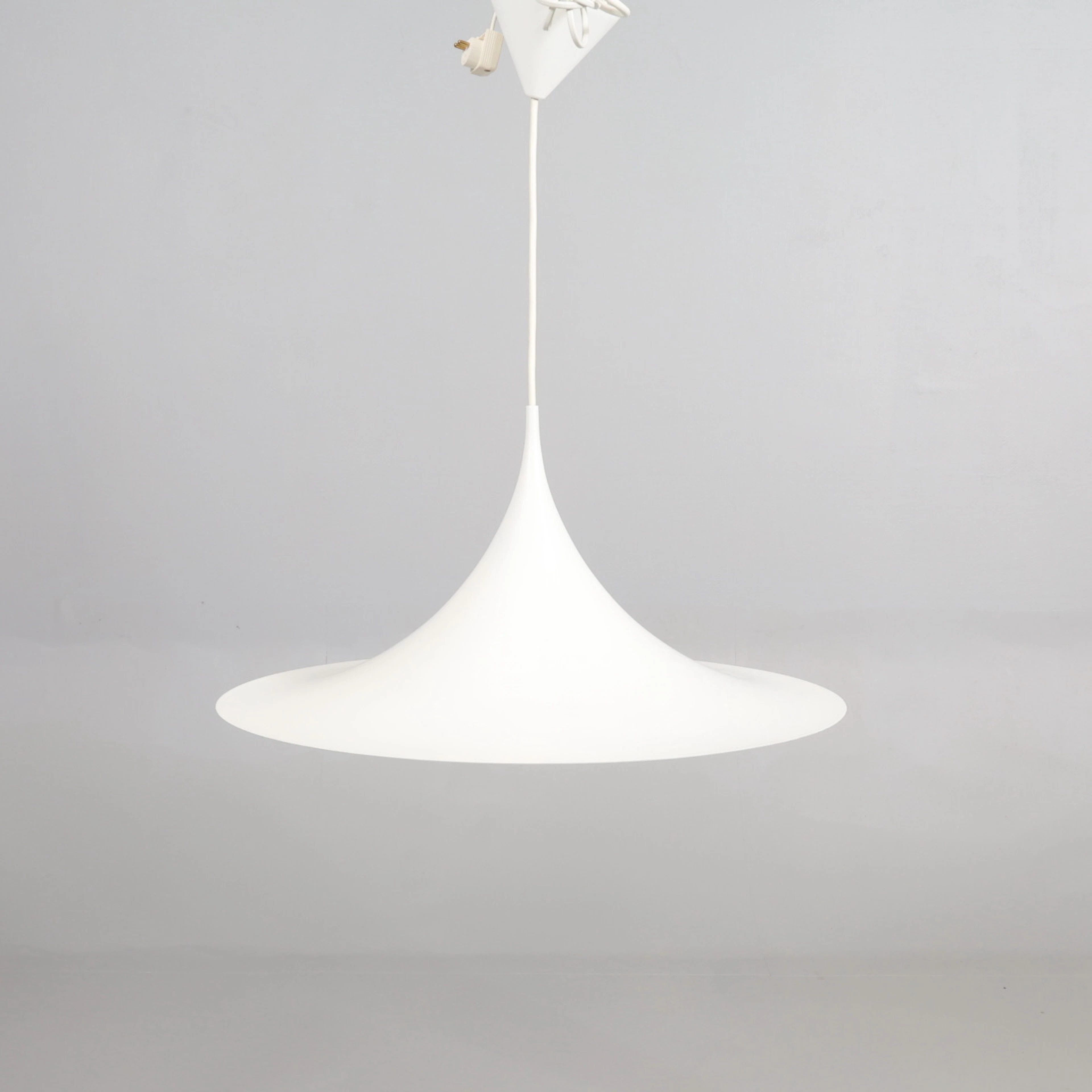 CLAES BONDERUP & TORSTEN THORUP. TAKLAMPA "Semipendel", vitlackerad