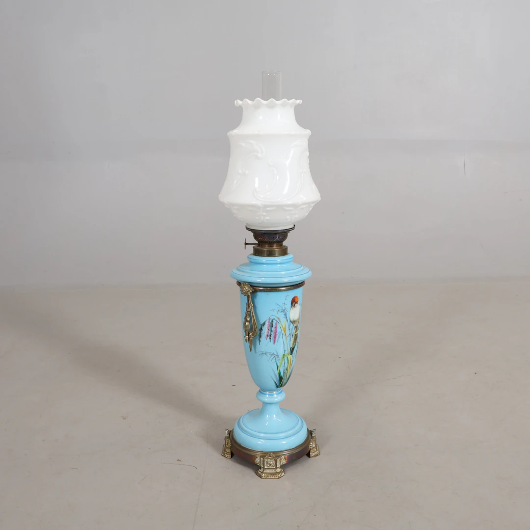 FOTOGENLAMPA empirestil glas med mässingsdetaljer.