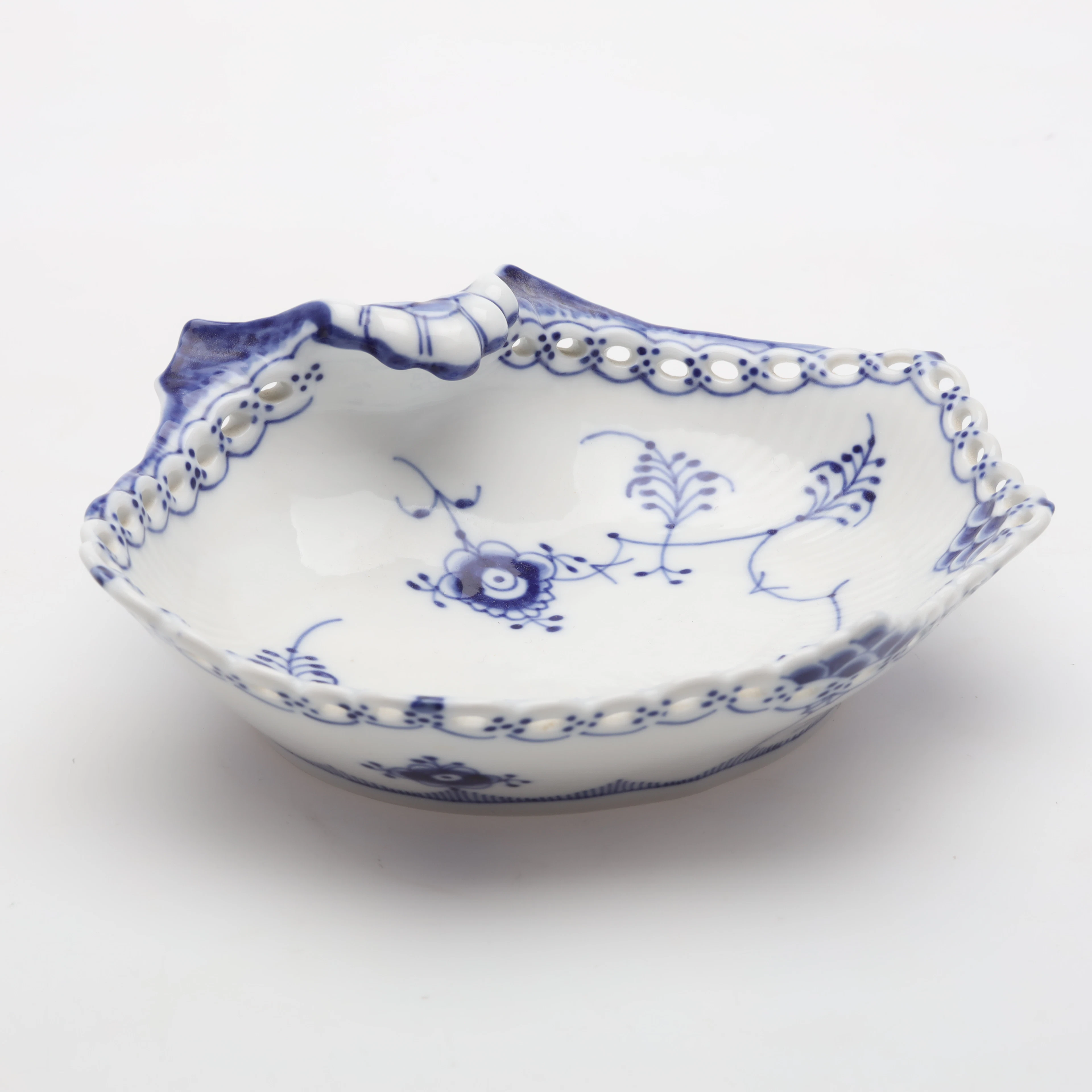 SKÅL. Porslin, musselmalet nr. 1074, Royal Copenhagen, Danmark.