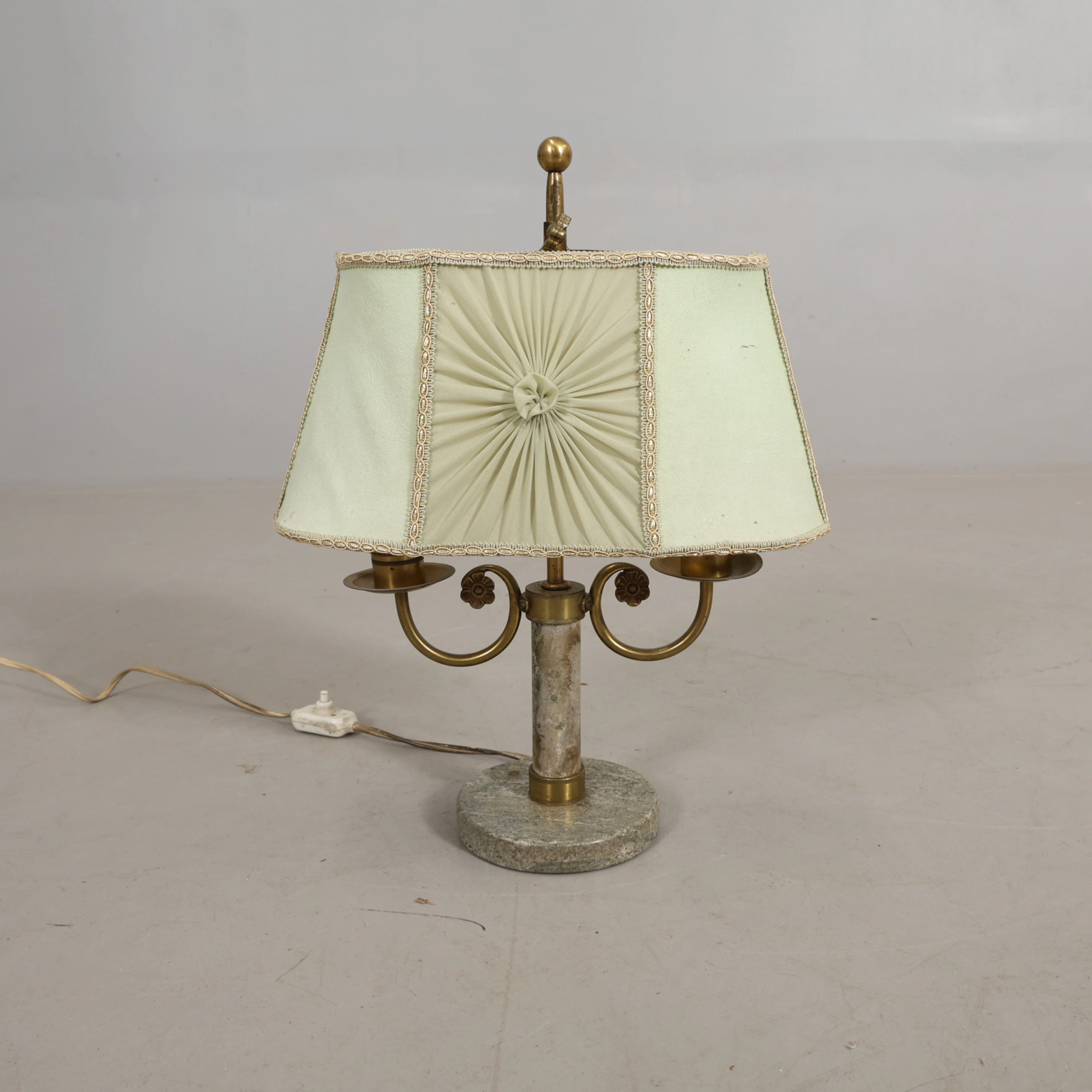 BORDSLAMPA marmor/mässing 1900-talets första hälft.