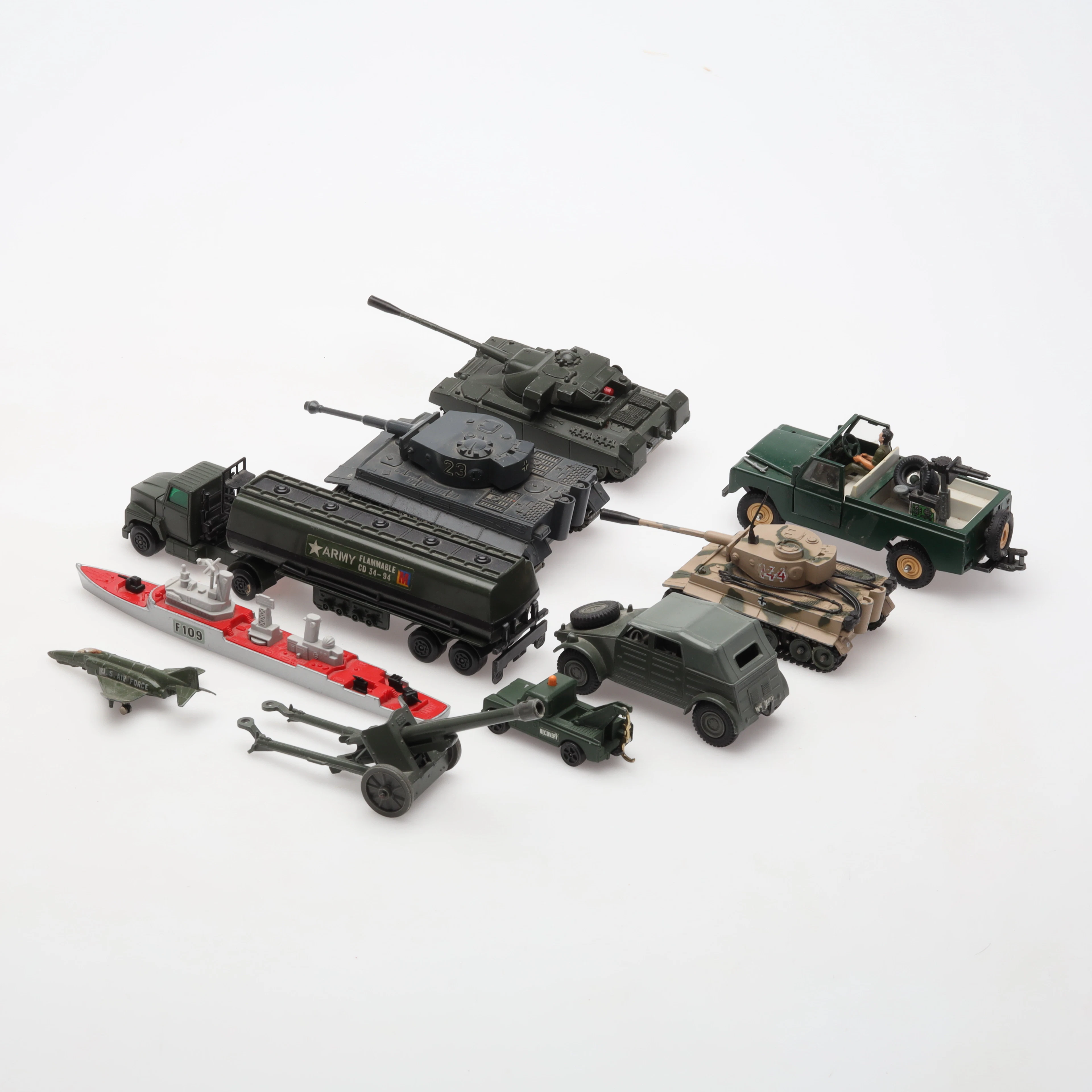 LEKSAKSBILAR, 10st, militär, Corgi, Dinky, Matchbox.