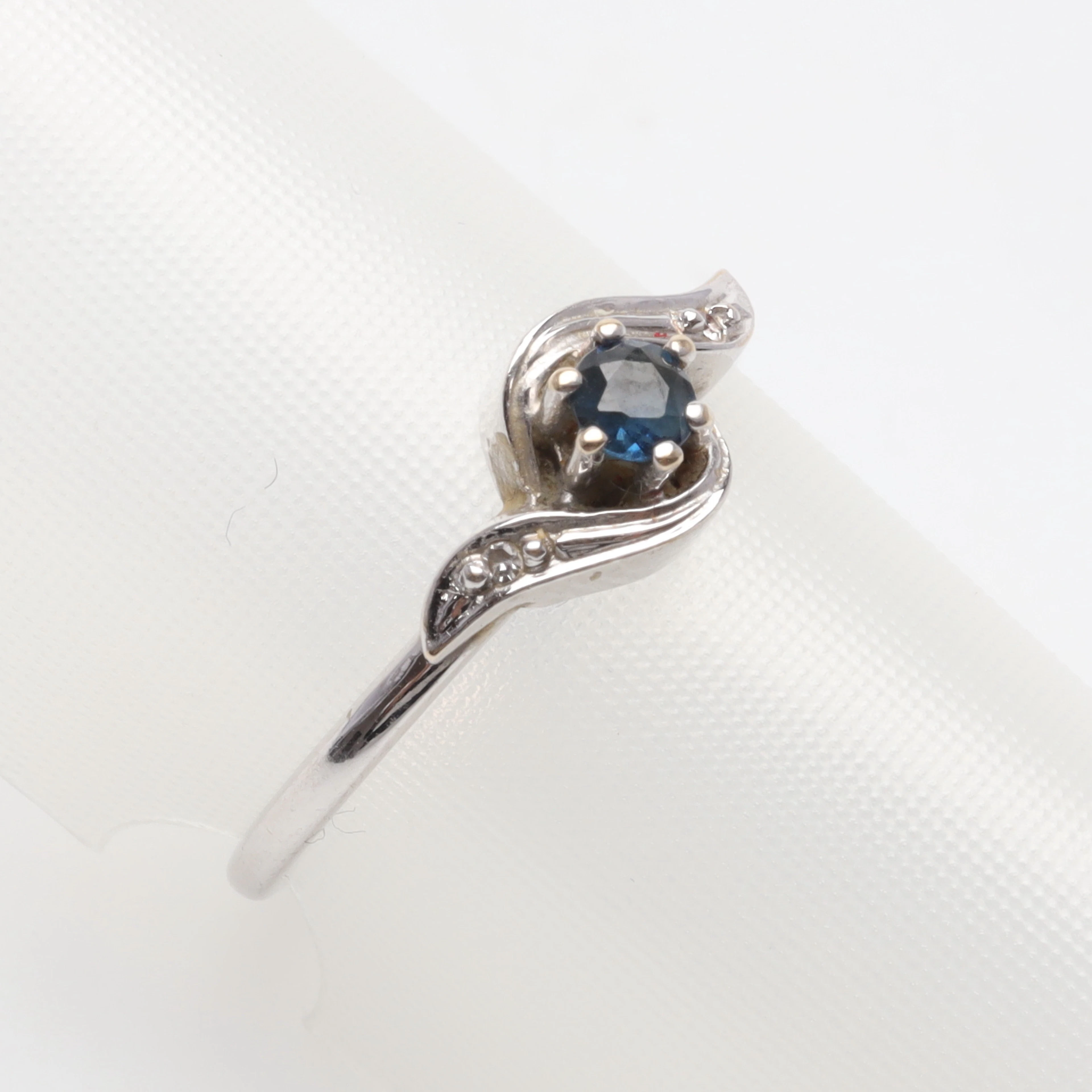 RING 18K vitguld med safir och diamanter bruttovikt ca 1,9 gram.