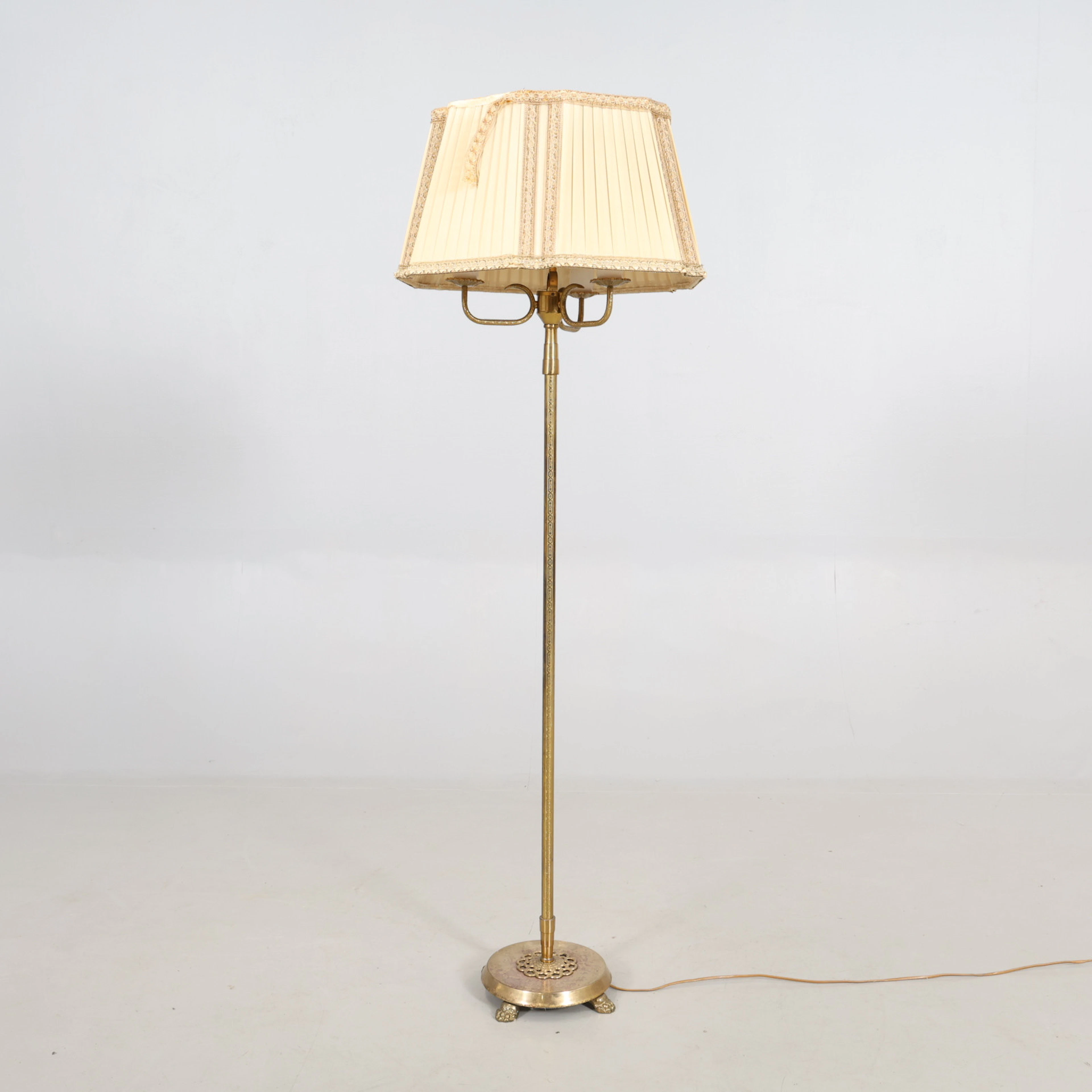 GOLVLAMPA mässing 1900-tal.