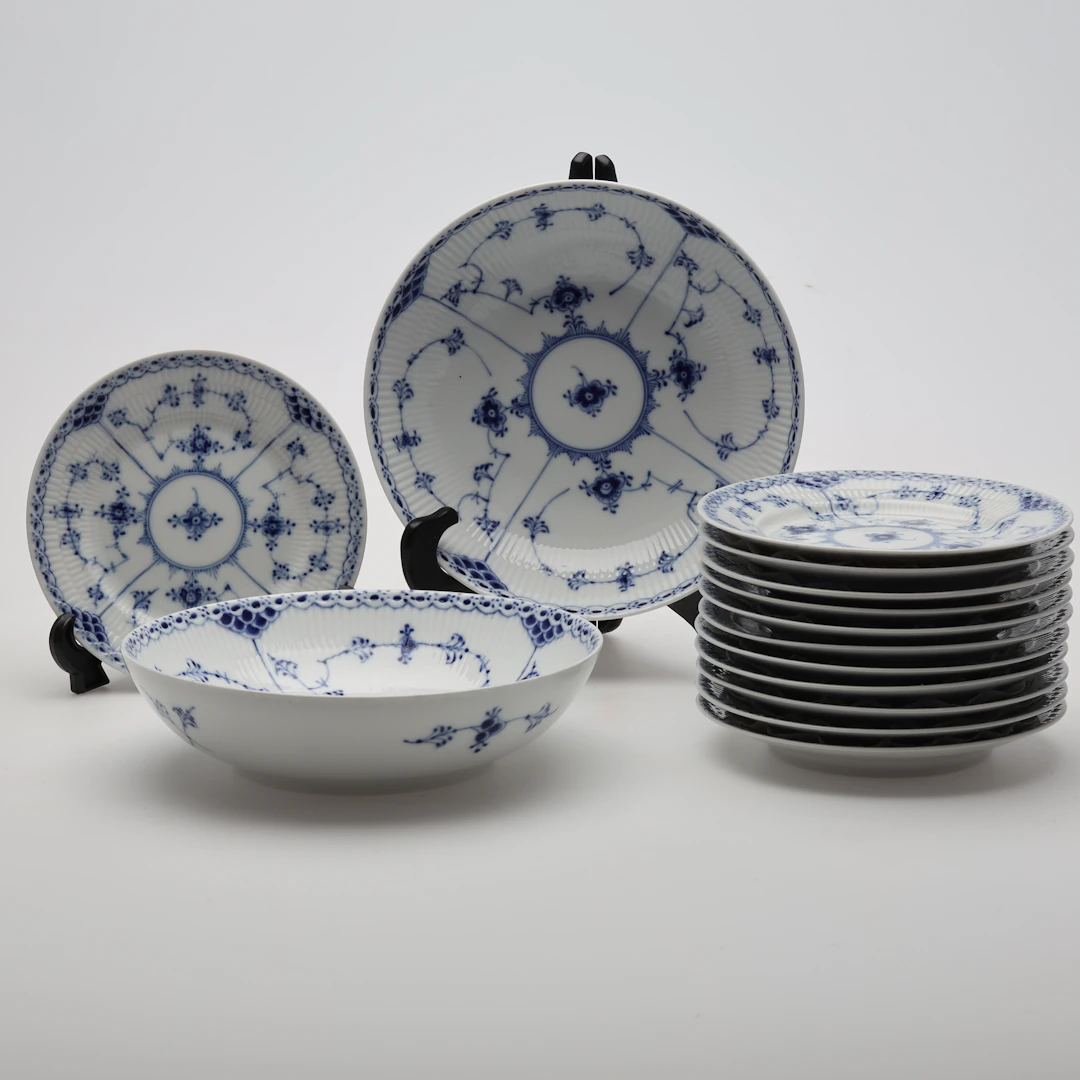 ASSIETTER SAMT SKÅLAR 14 delar Musselmalet. Royal Copenhagen, Danmark.