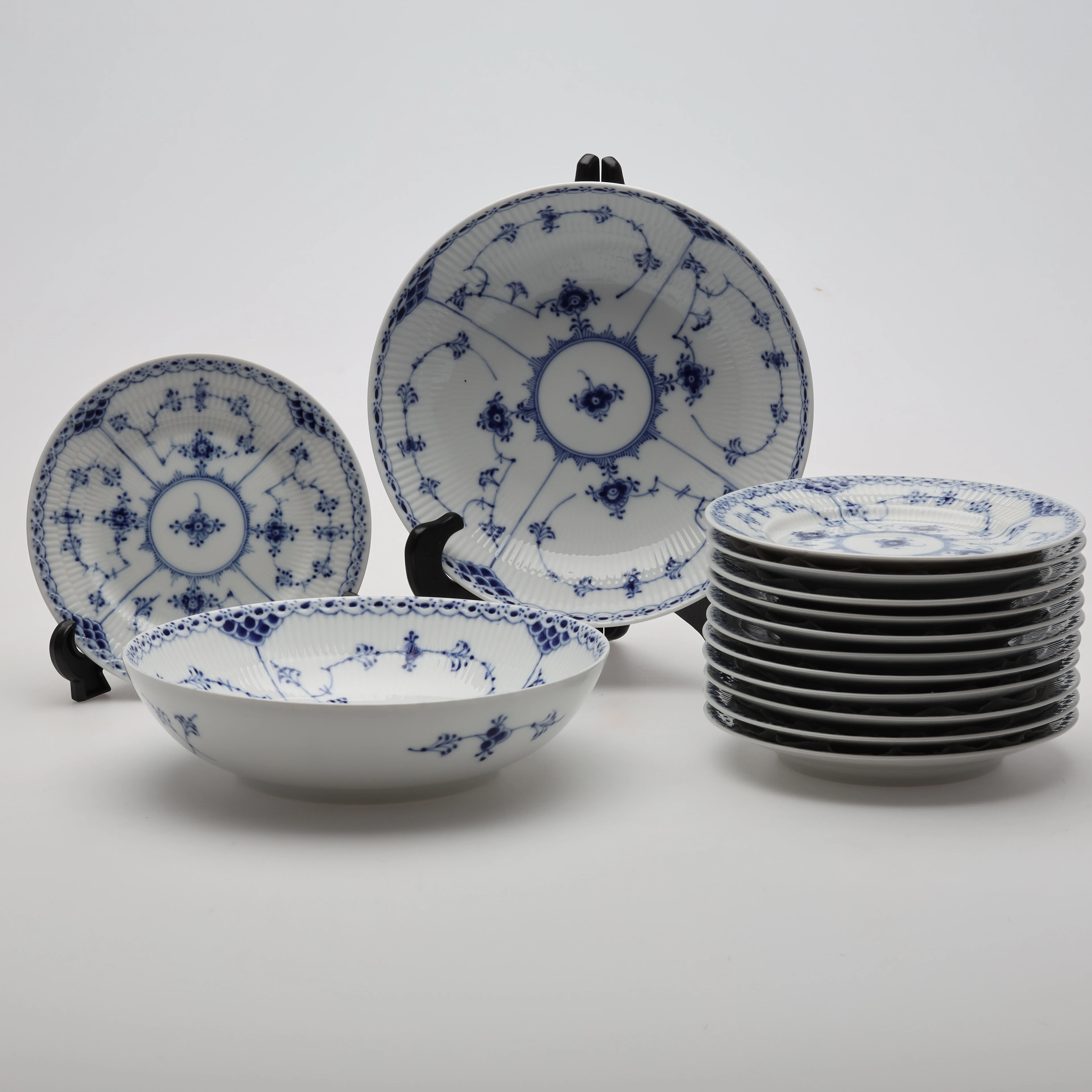 ASSIETTER SAMT SKÅLAR 14 delar Musselmalet. Royal Copenhagen, Danmark.