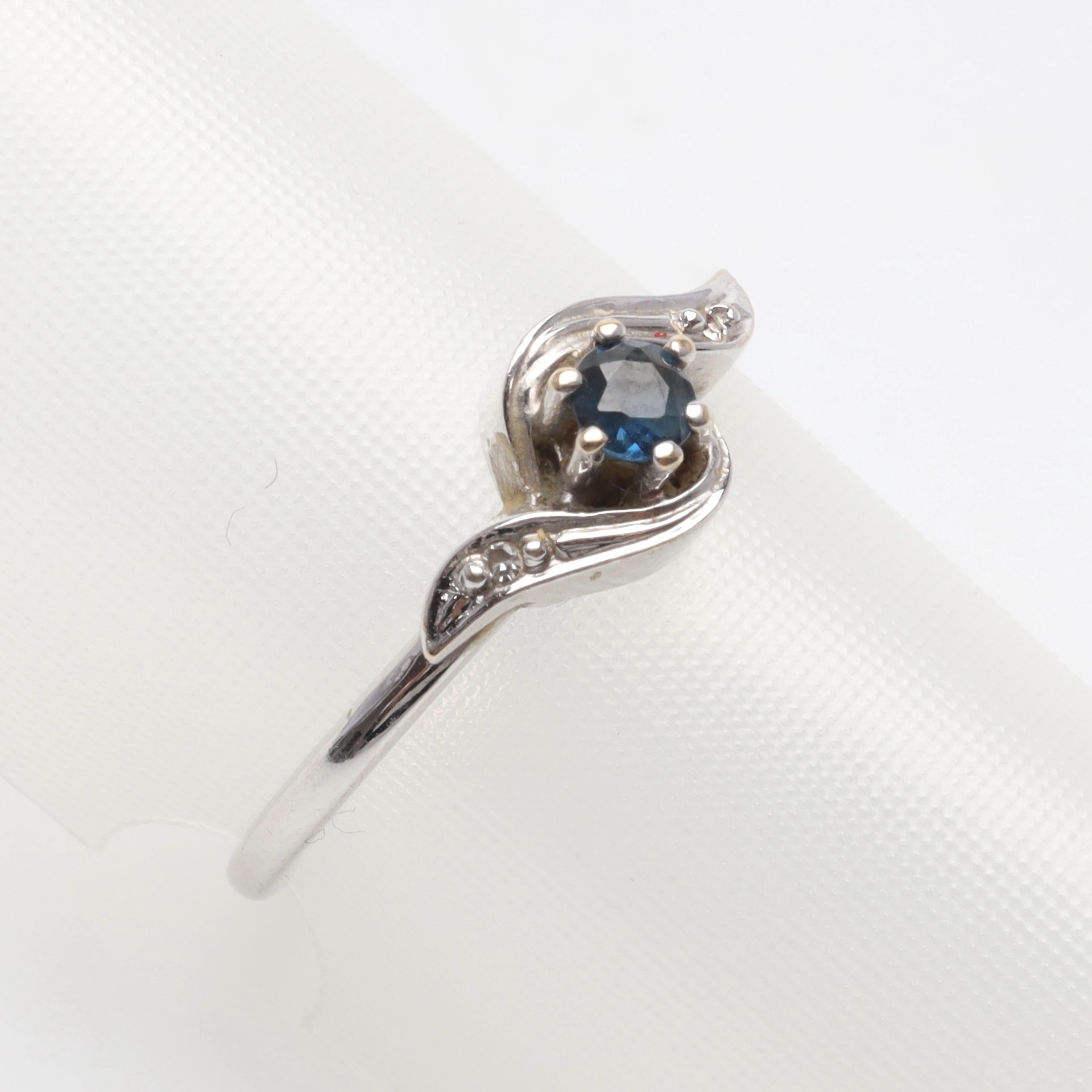 RING 18K vitguld med safir och diamanter bruttovikt ca 1,9 gram.