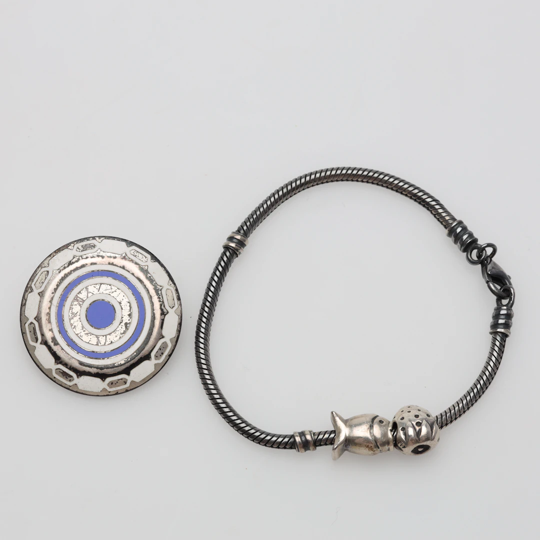 ARMBAND OCH BROSCH med emalj silver bruttovikt ca 30,2 gram.