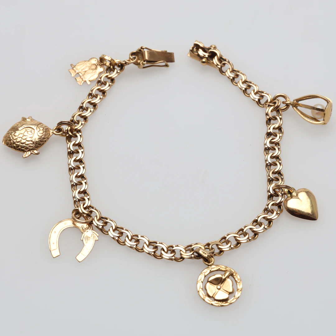 ARMBAND Bismarck med berlocker 18K guld vikt ca 11,1 gram.
