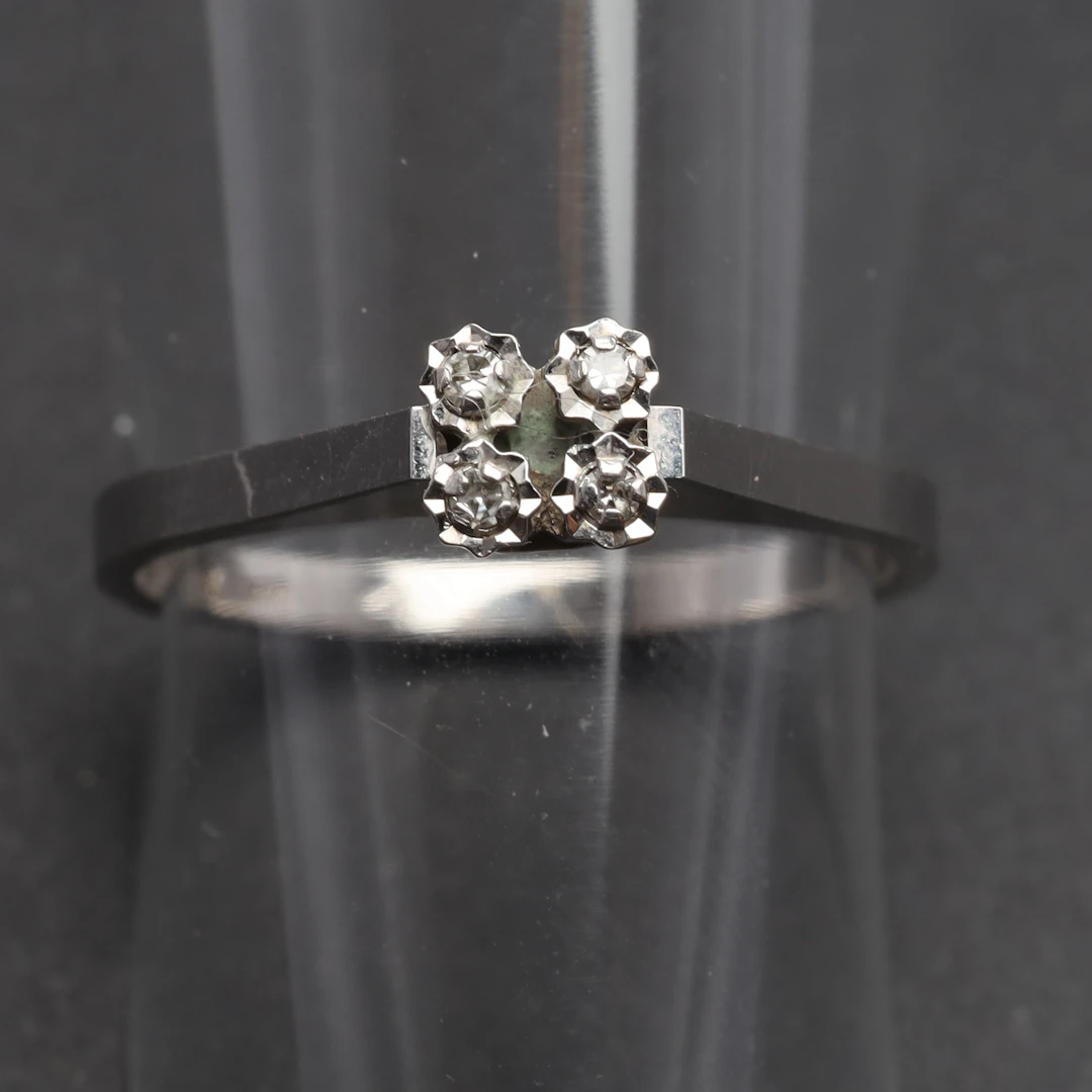 RING med diamanter 4 x ca 0,01 ct 18K guld bruttovikt ca 2,3 gram.