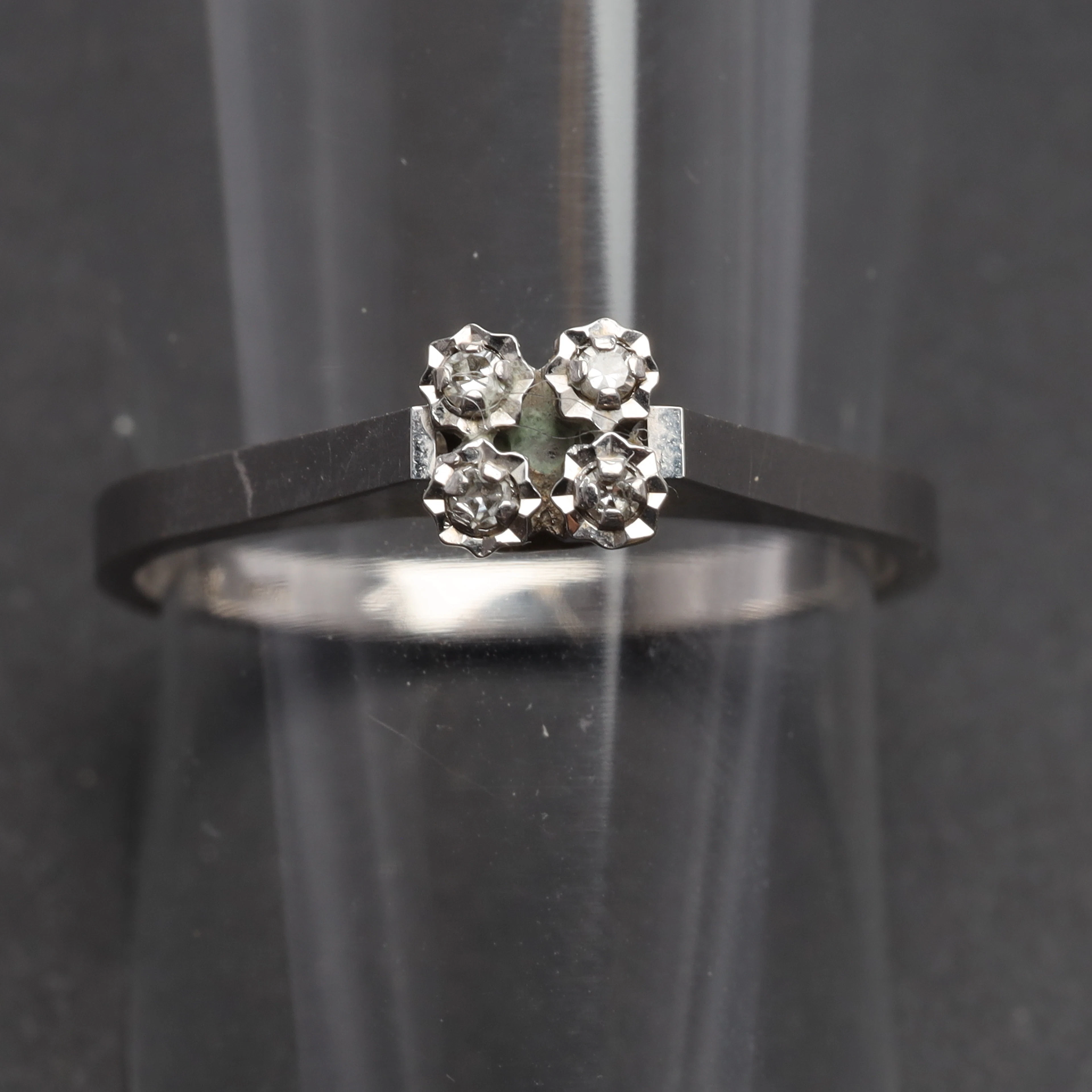 RING med diamanter 4 x ca 0,01 ct 18K guld bruttovikt ca 2,3 gram.