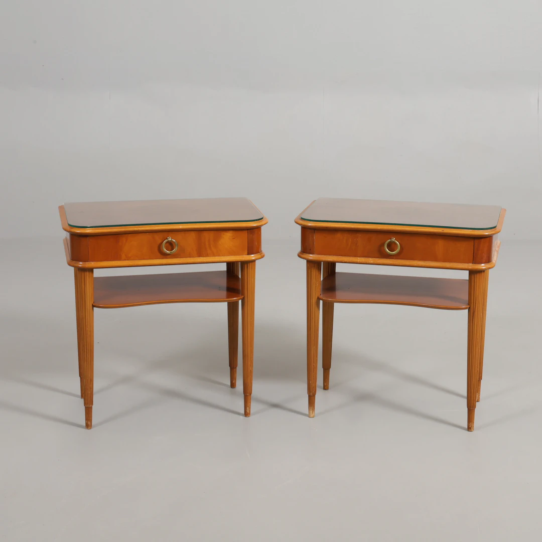 SÄNGBORD 1 par 1900-talets mitt.